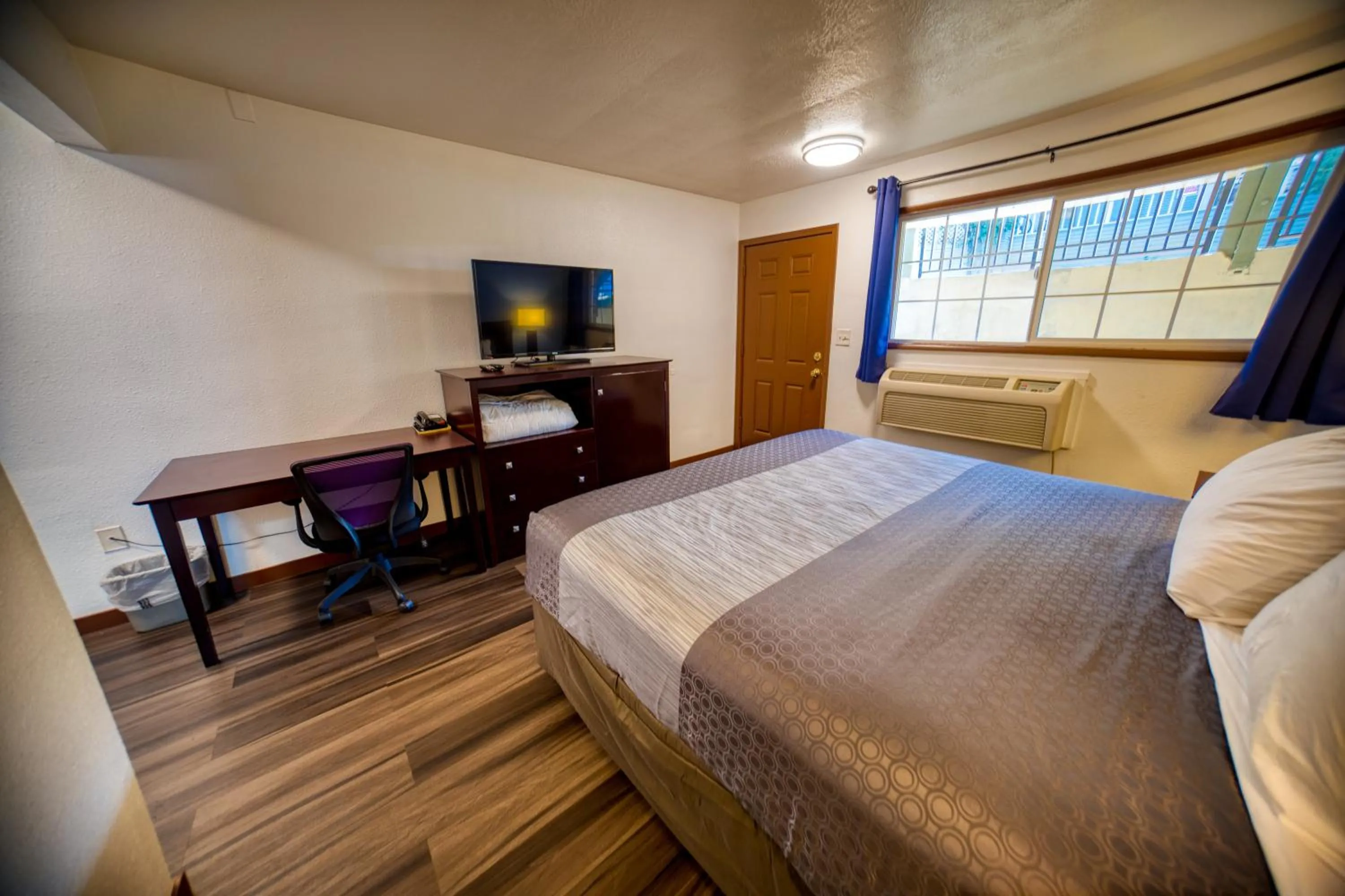 Communal lounge/ TV room, Bed in Budget Inn