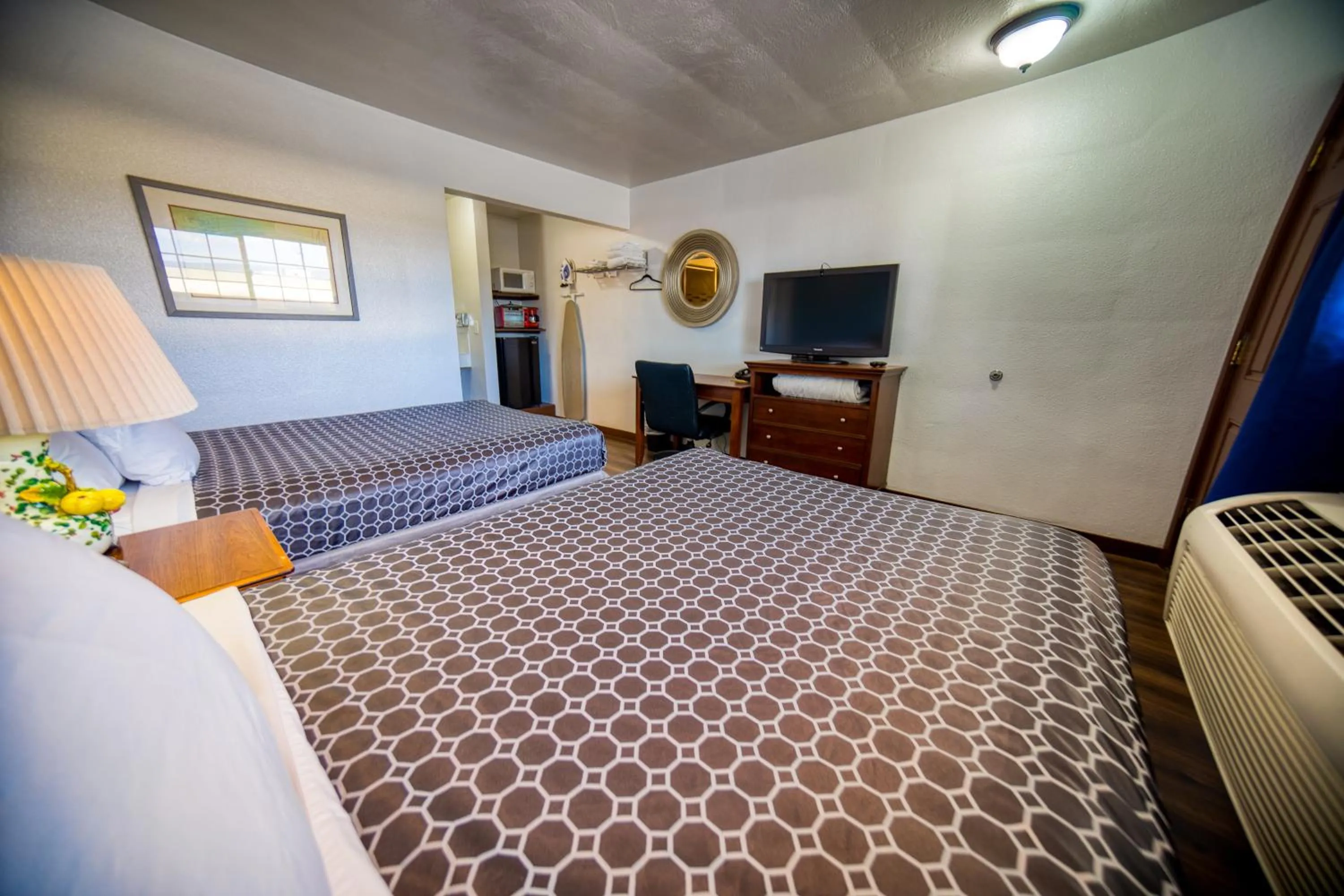 Communal lounge/ TV room, Bed in Budget Inn