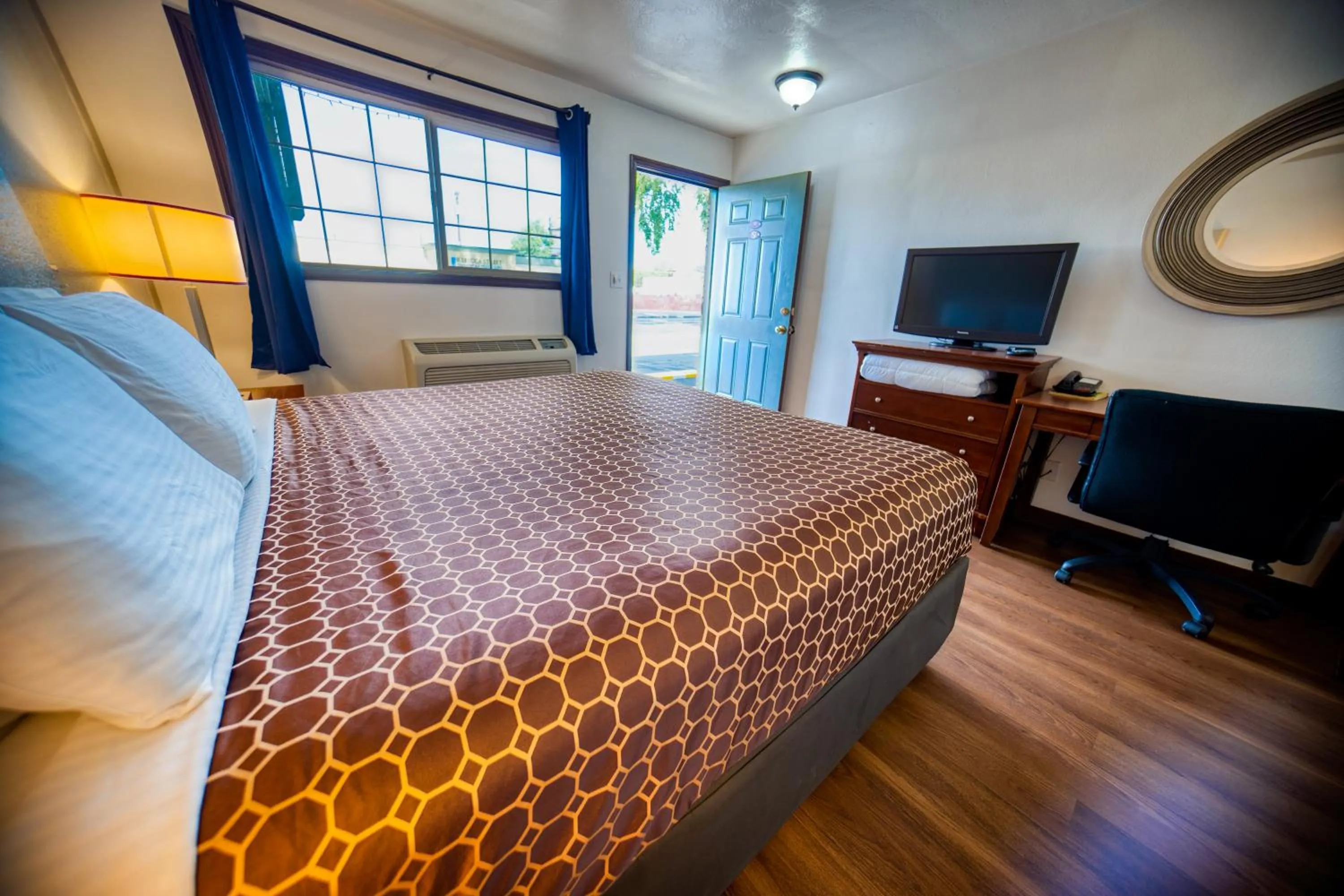 TV and multimedia, Bed in Budget Inn