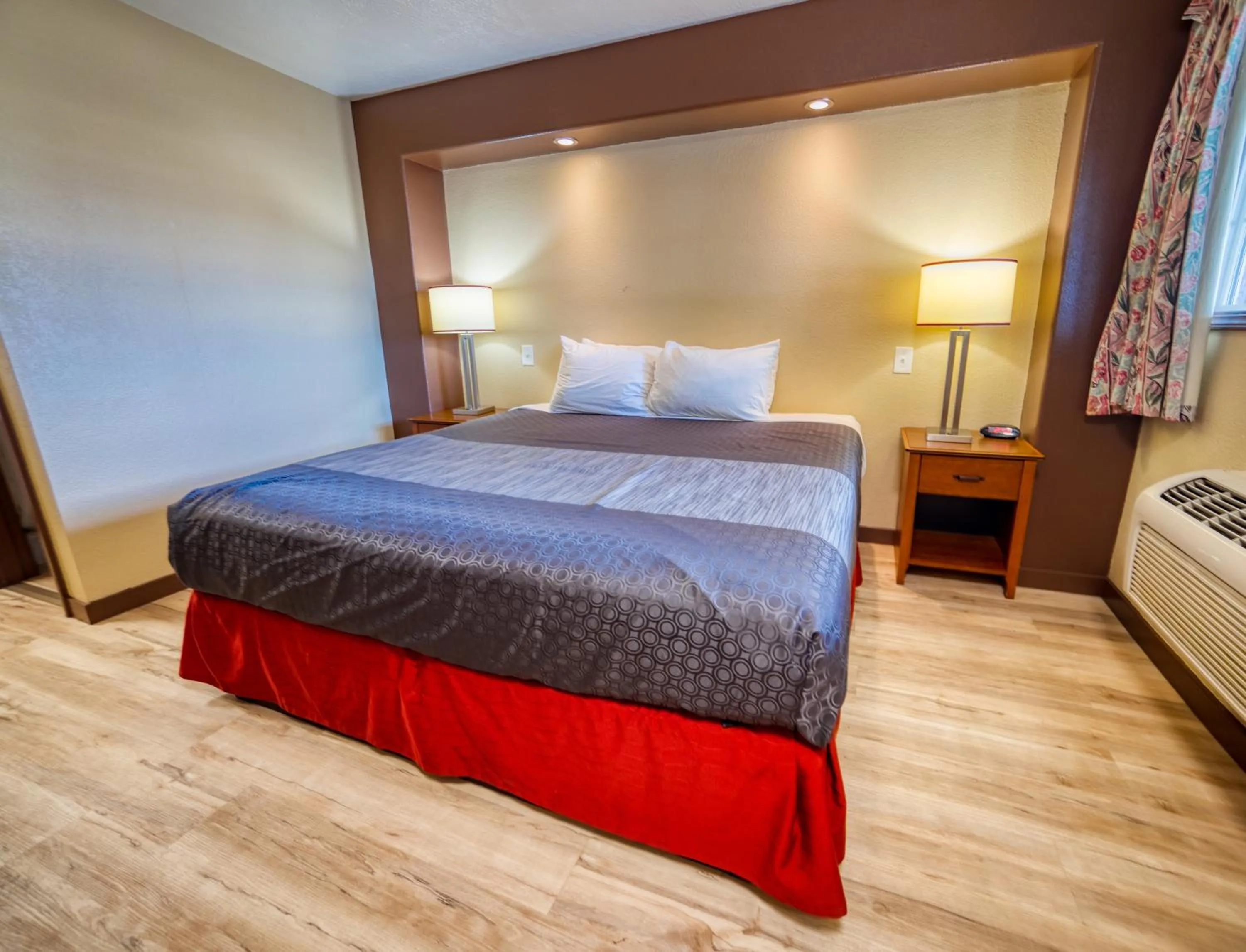 Photo of the whole room, Bed in Budget Inn