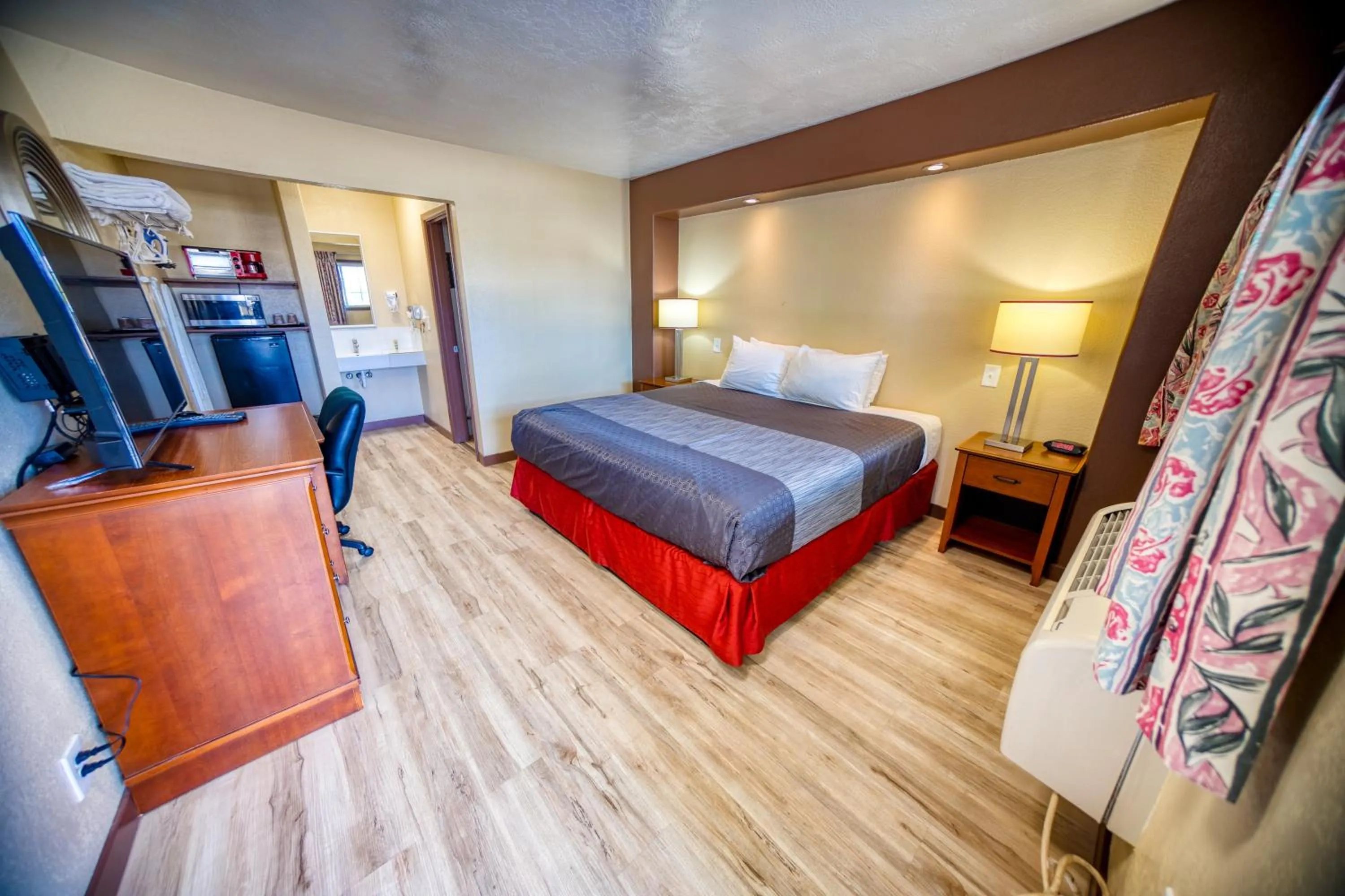 Photo of the whole room, Bed in Budget Inn