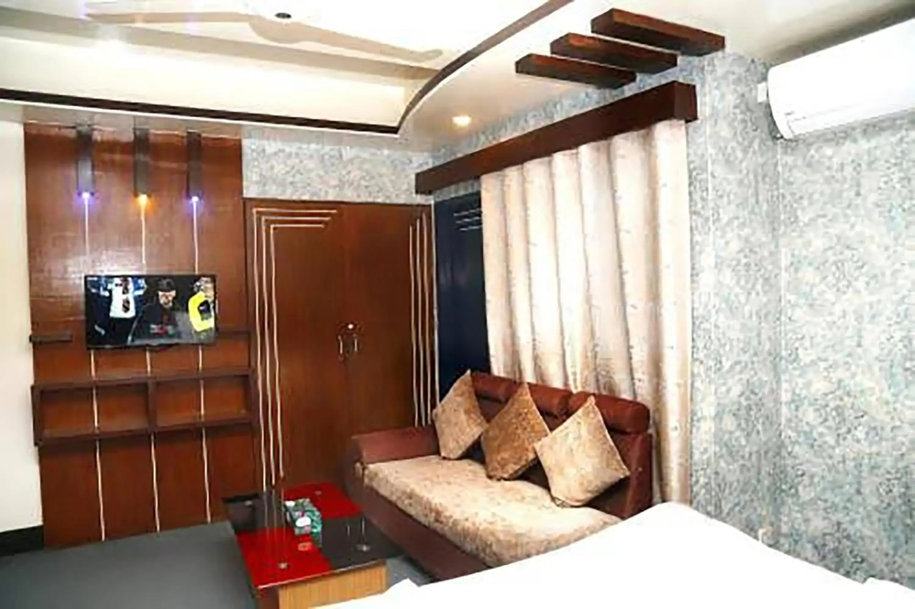 Superior Double Room in Hotel Luxury Inn Superior Double Room in Hotel Luxury Inn