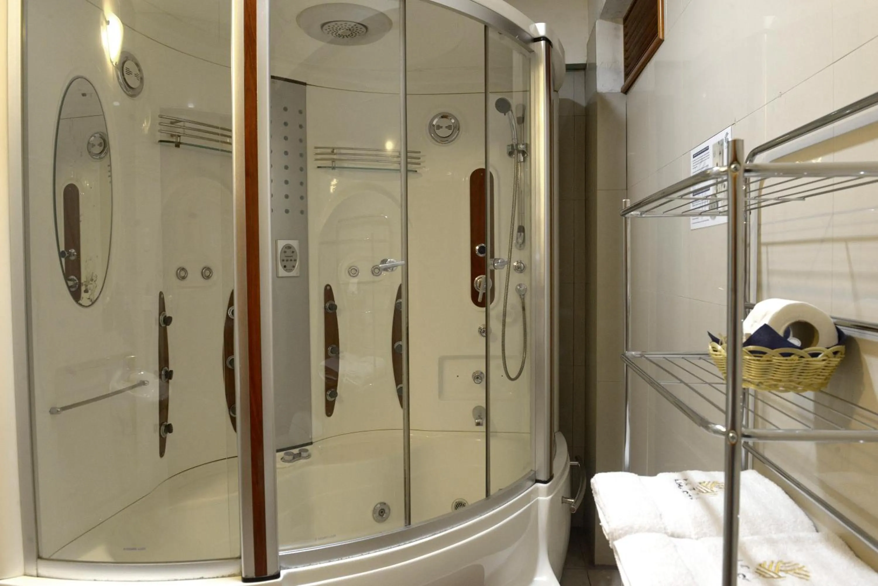 Shower in Hotel Lima City