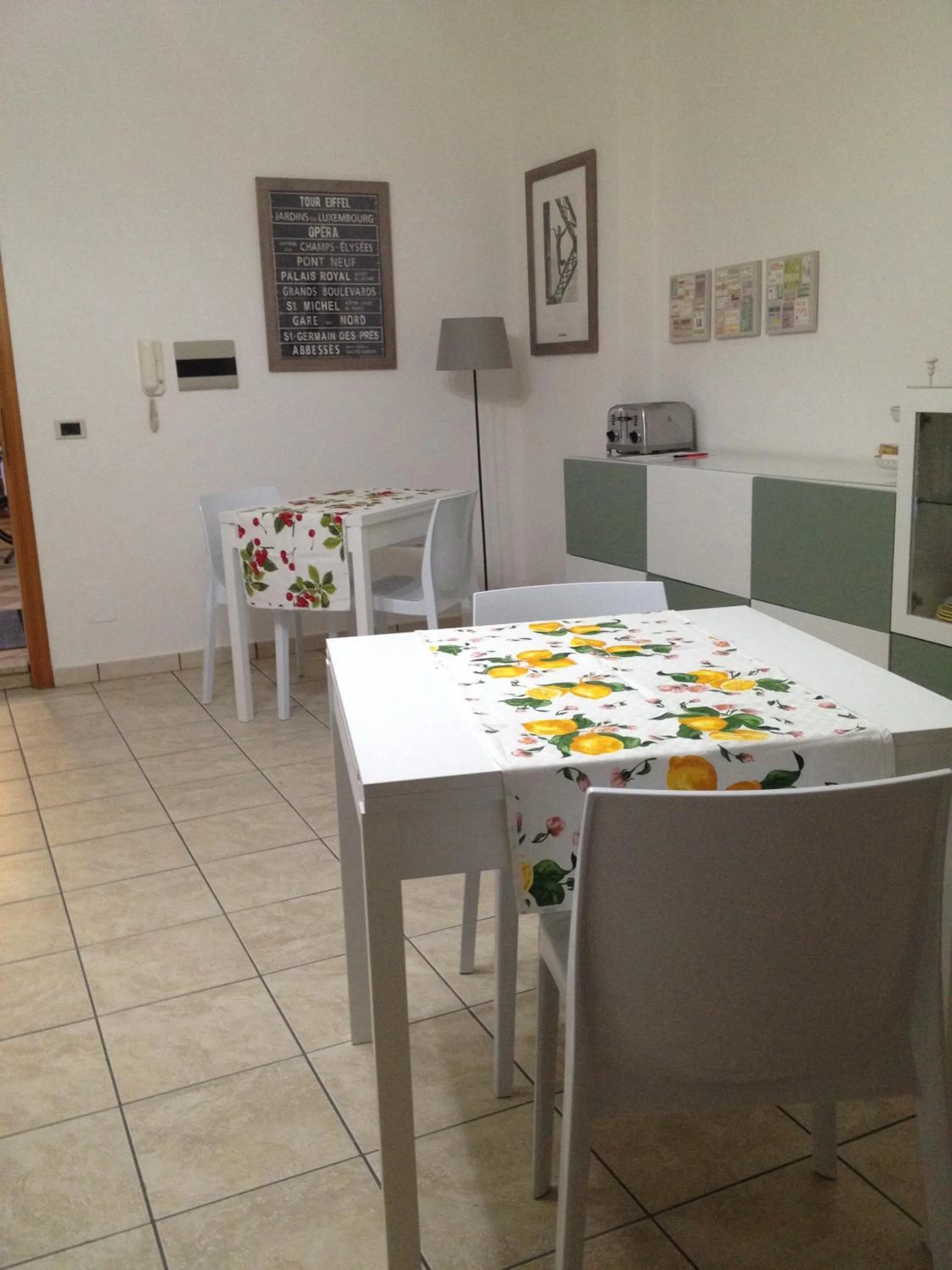 Communal kitchen in Akron B&B