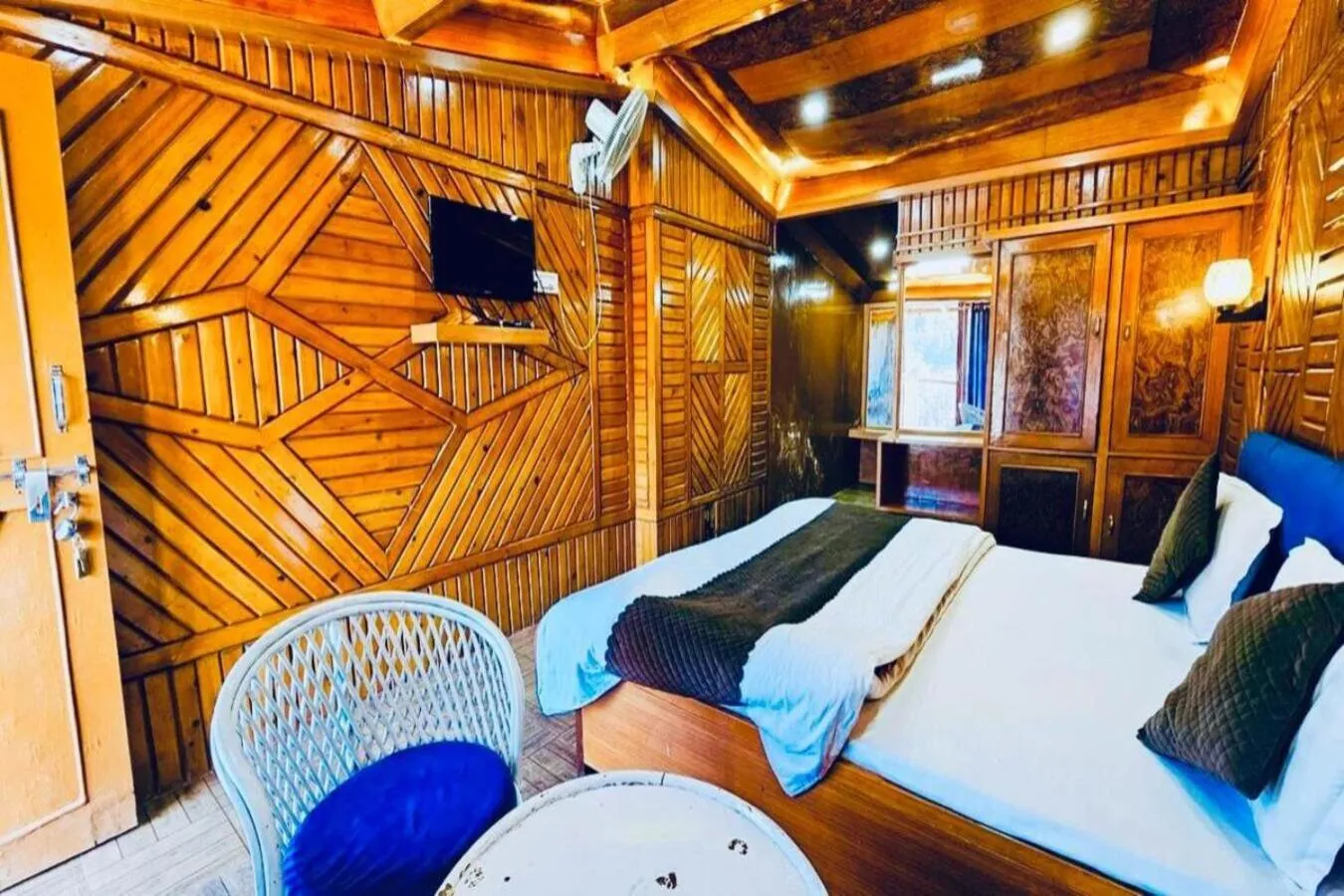 Photo of the whole room, Bed in Hill & Lake View Nainital