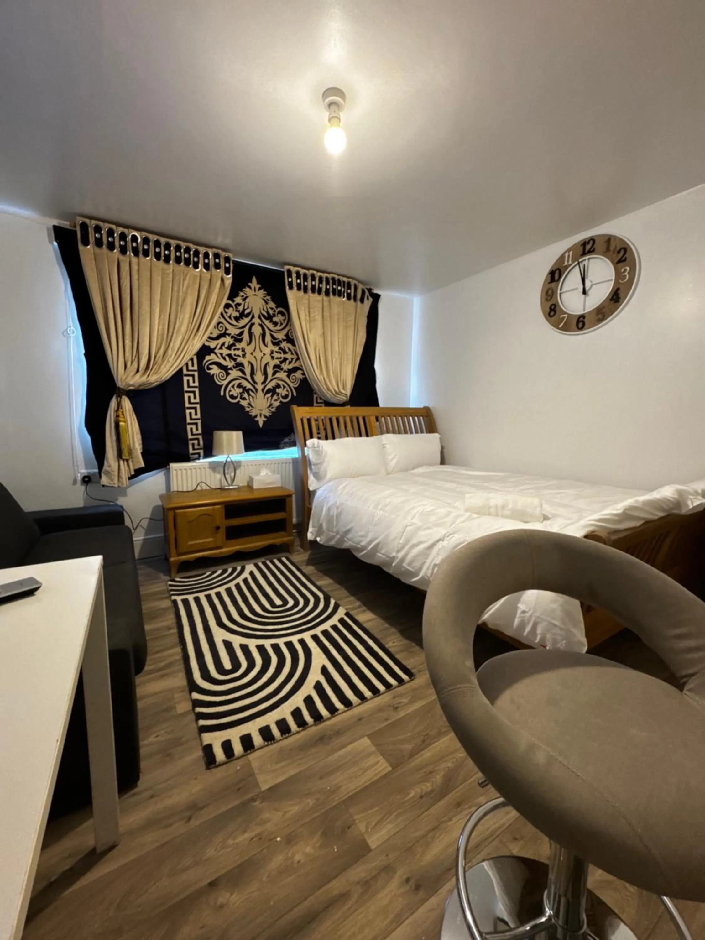 Bedroom, Bed in OYO Unique Guestroom - Farnworth, Easy Access to Bolton