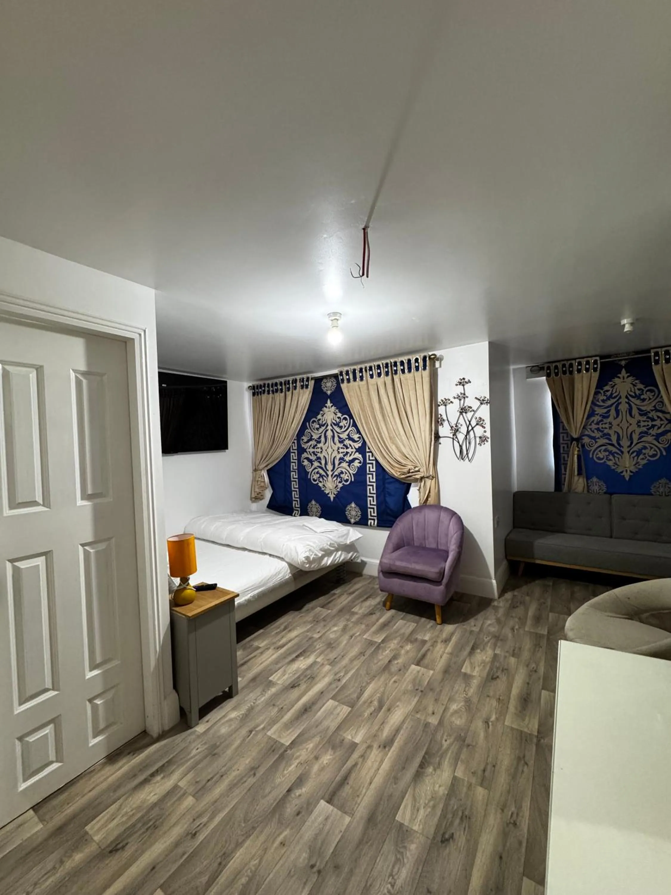 Bedroom, Bed in OYO Unique Guestroom - Farnworth, Easy Access to Bolton