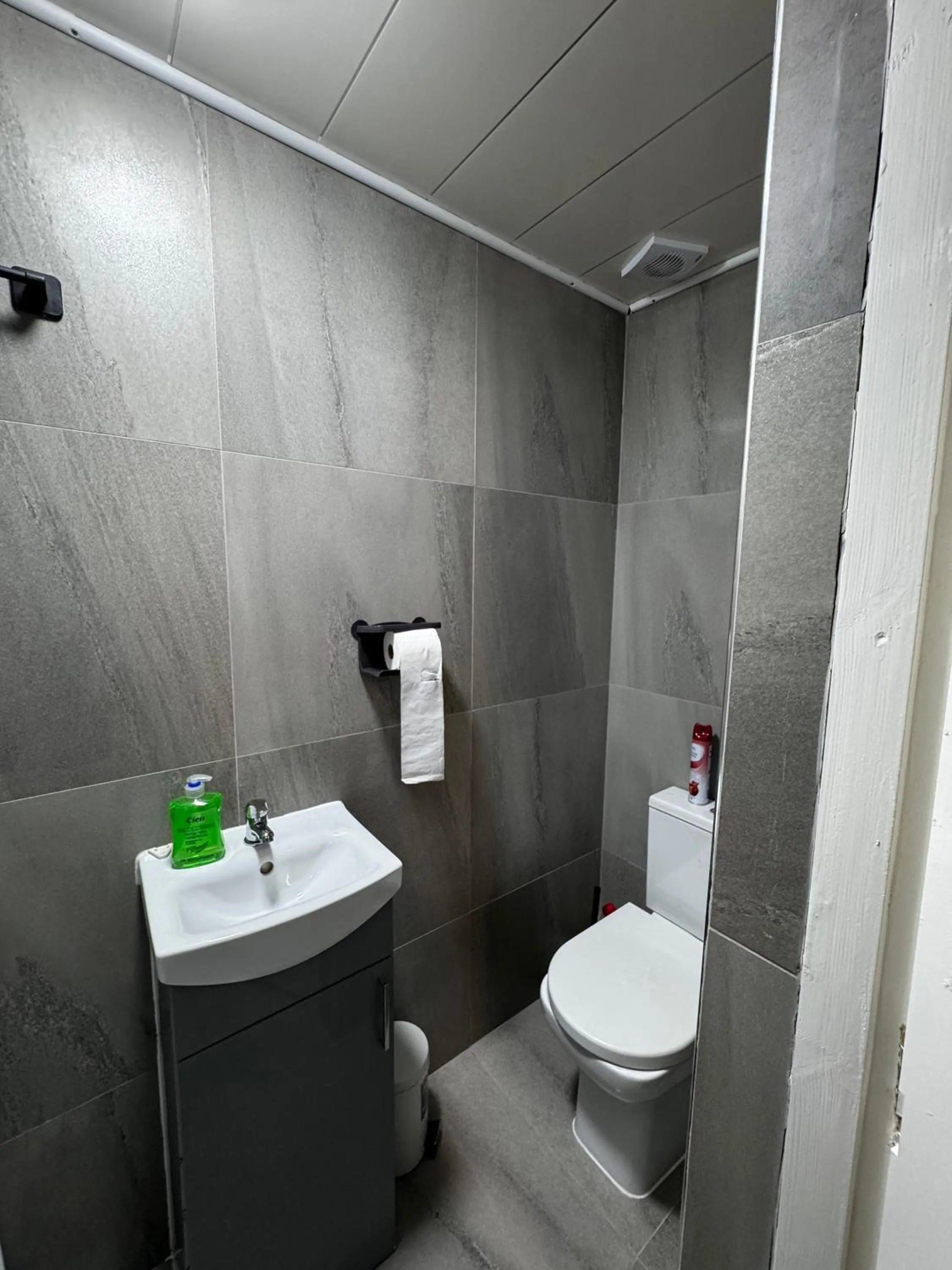 Bathroom in OYO Unique Guestroom - Farnworth, Easy Access to Bolton