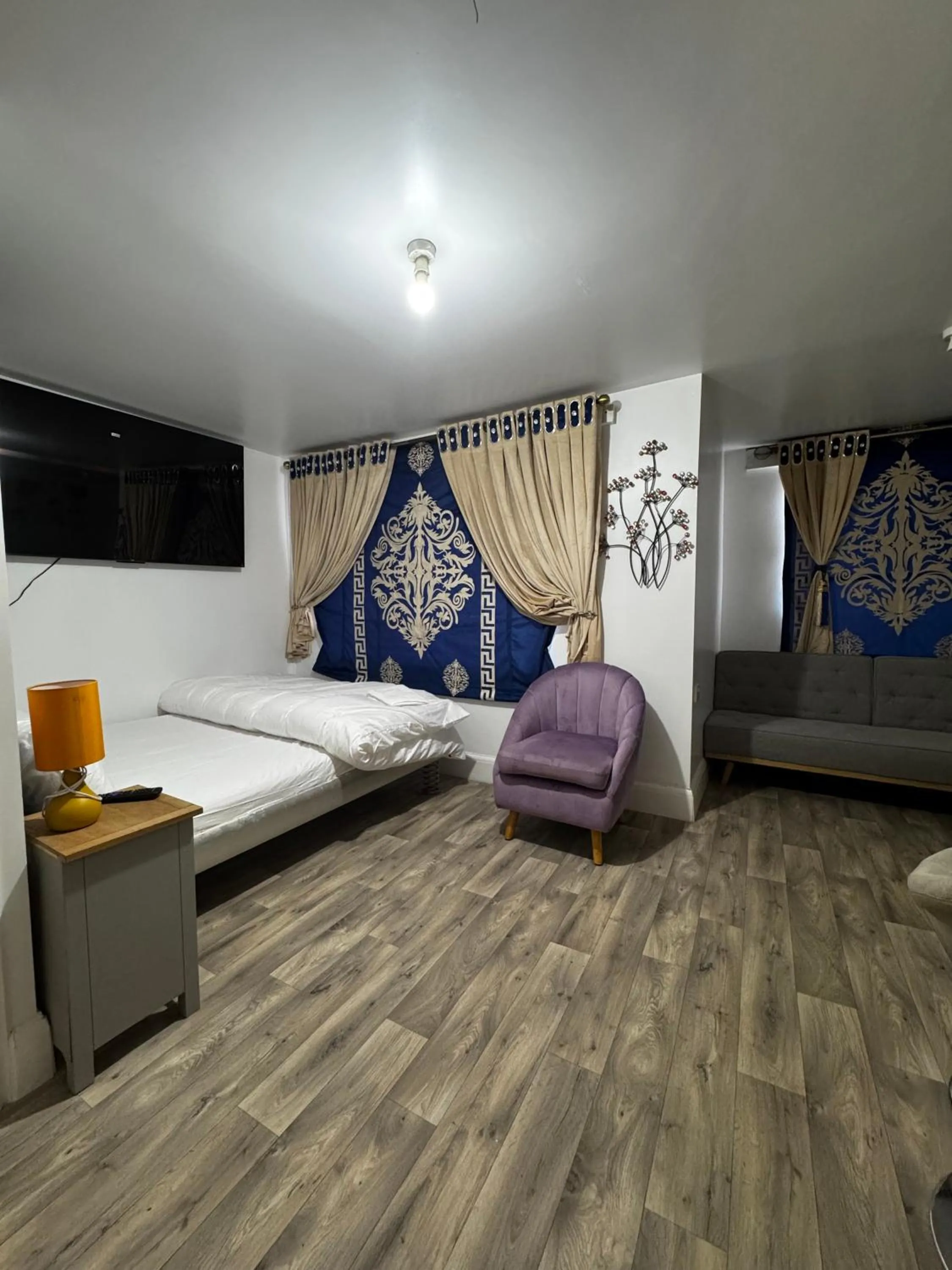 Bedroom, Bed in OYO Unique Guestroom - Farnworth, Easy Access to Bolton