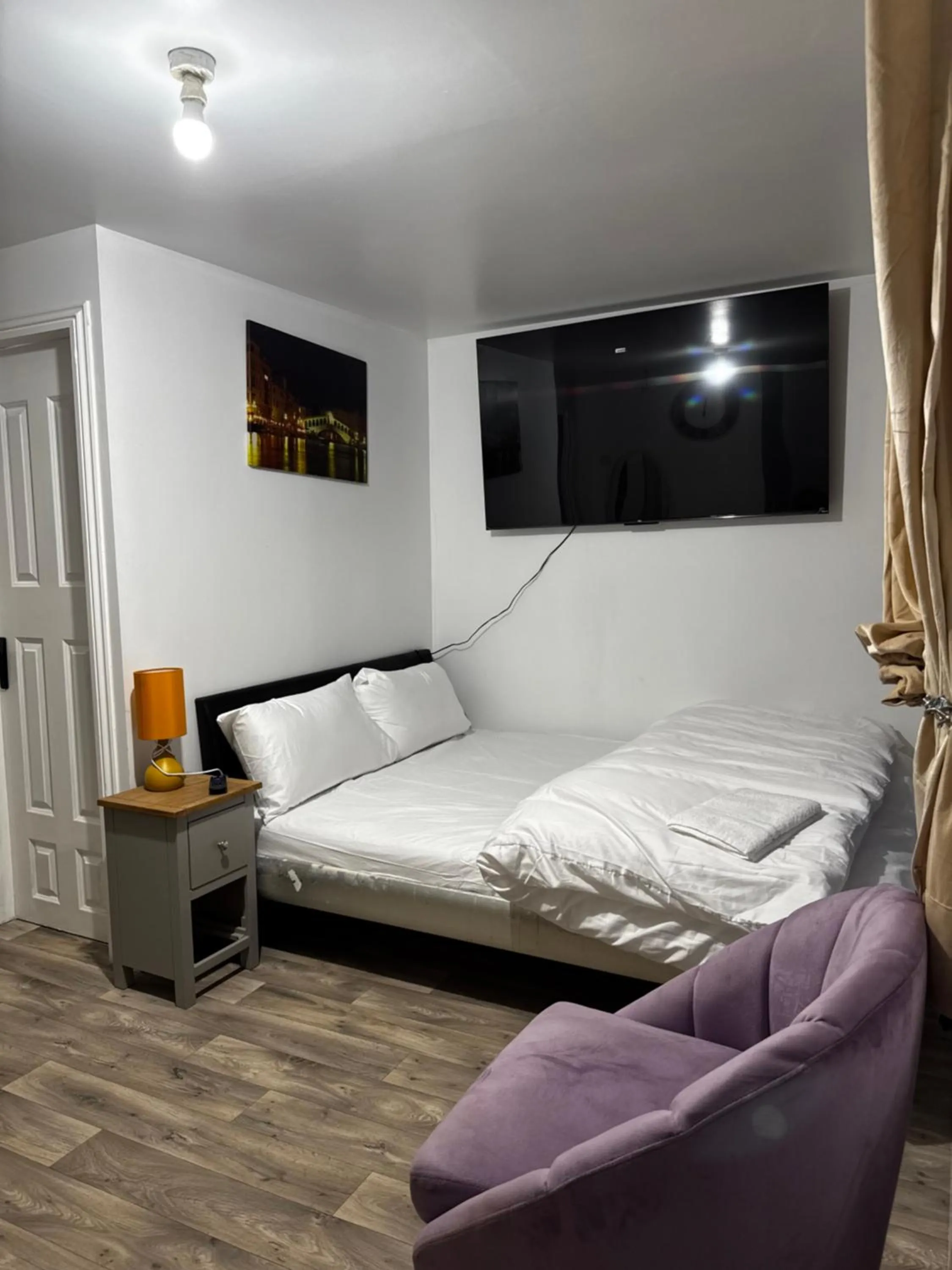 Bedroom, Bed in OYO Unique Guestroom - Farnworth, Easy Access to Bolton