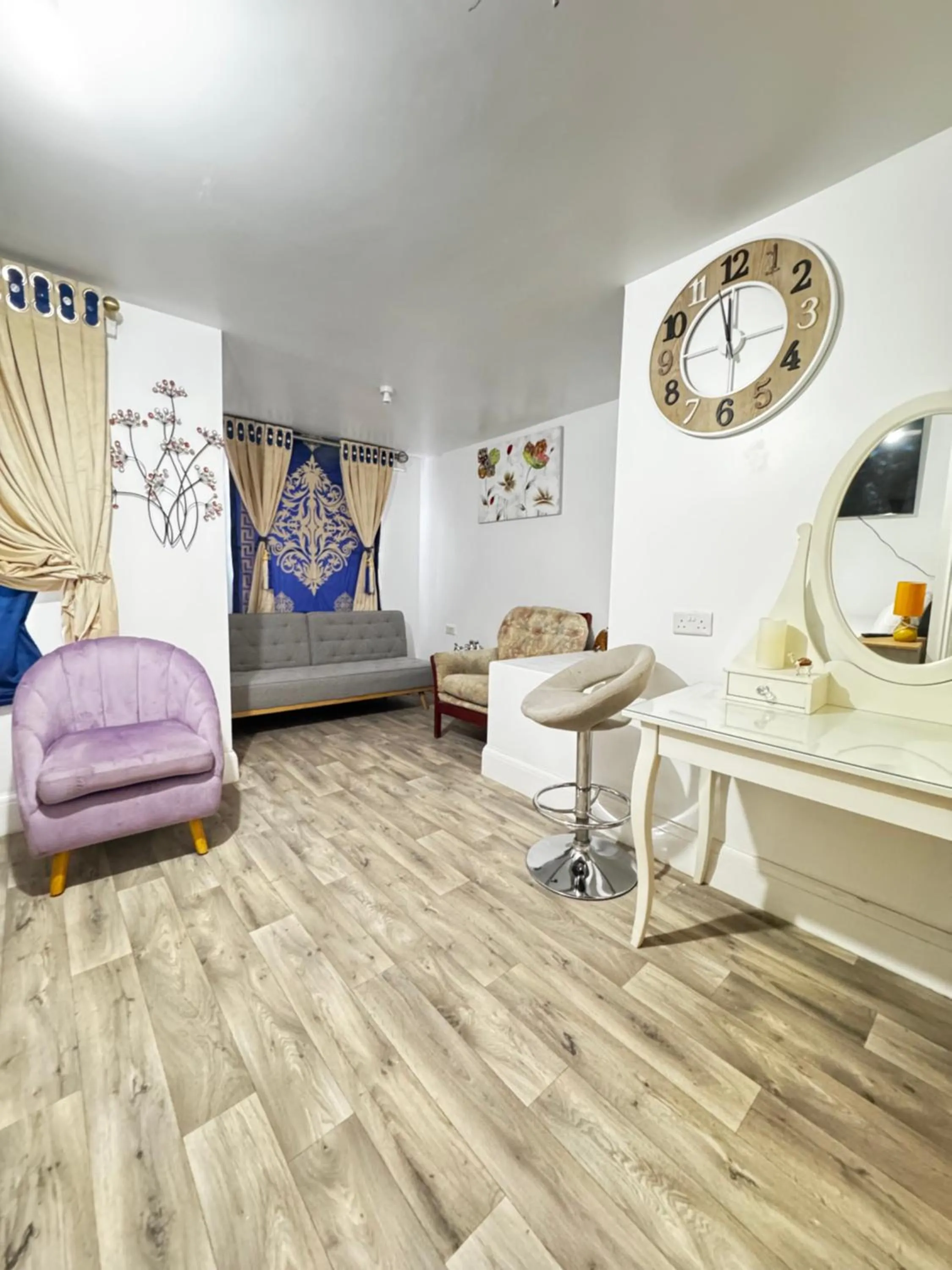 Bedroom, Bed in OYO Unique Guestroom - Farnworth, Easy Access to Bolton