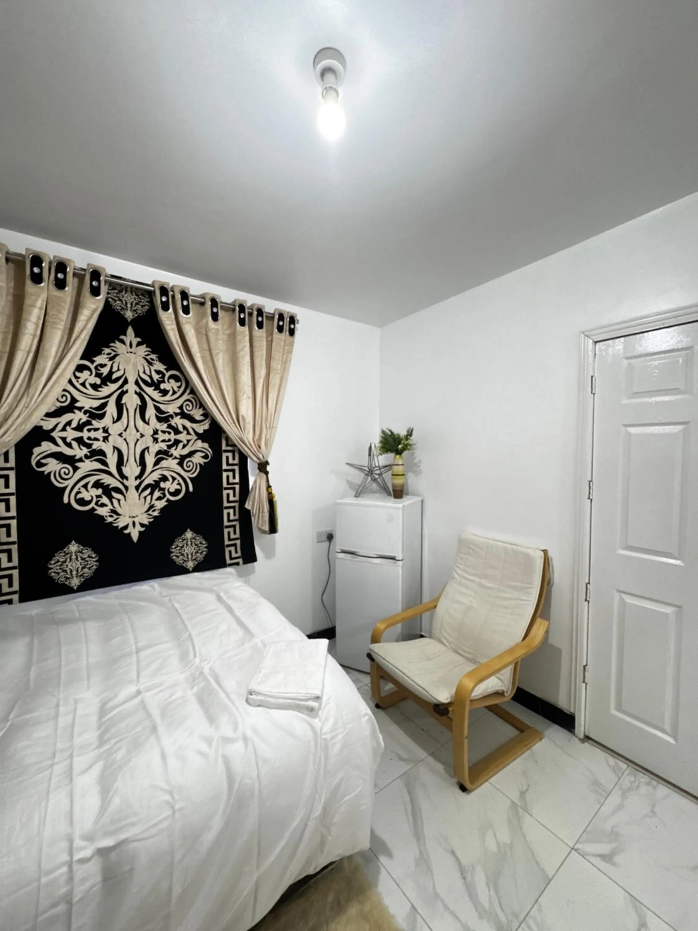 Bedroom, Bed in OYO Unique Guestroom - Farnworth, Easy Access to Bolton