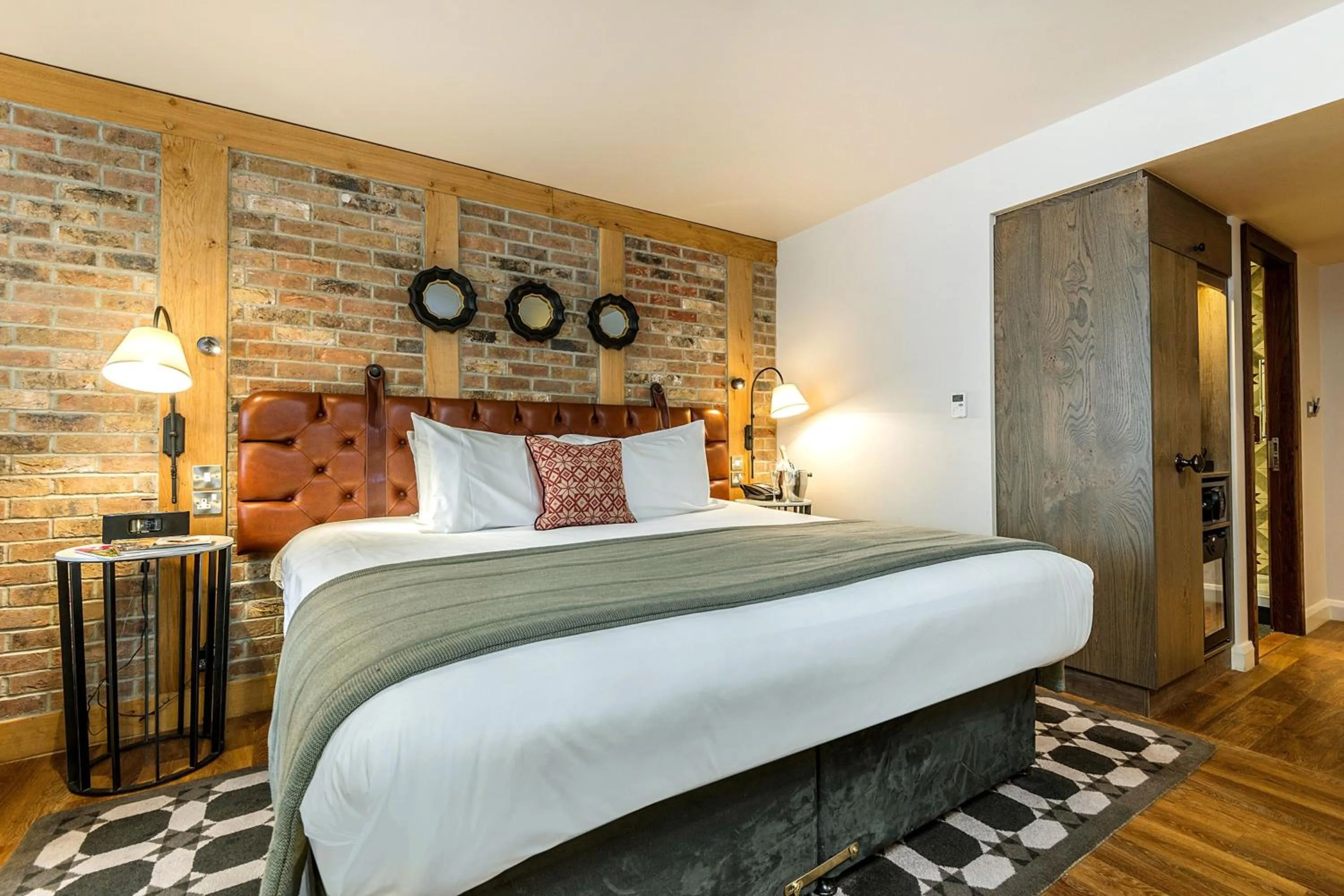 Photo of the whole room, Bed in Hotel Indigo York by IHG