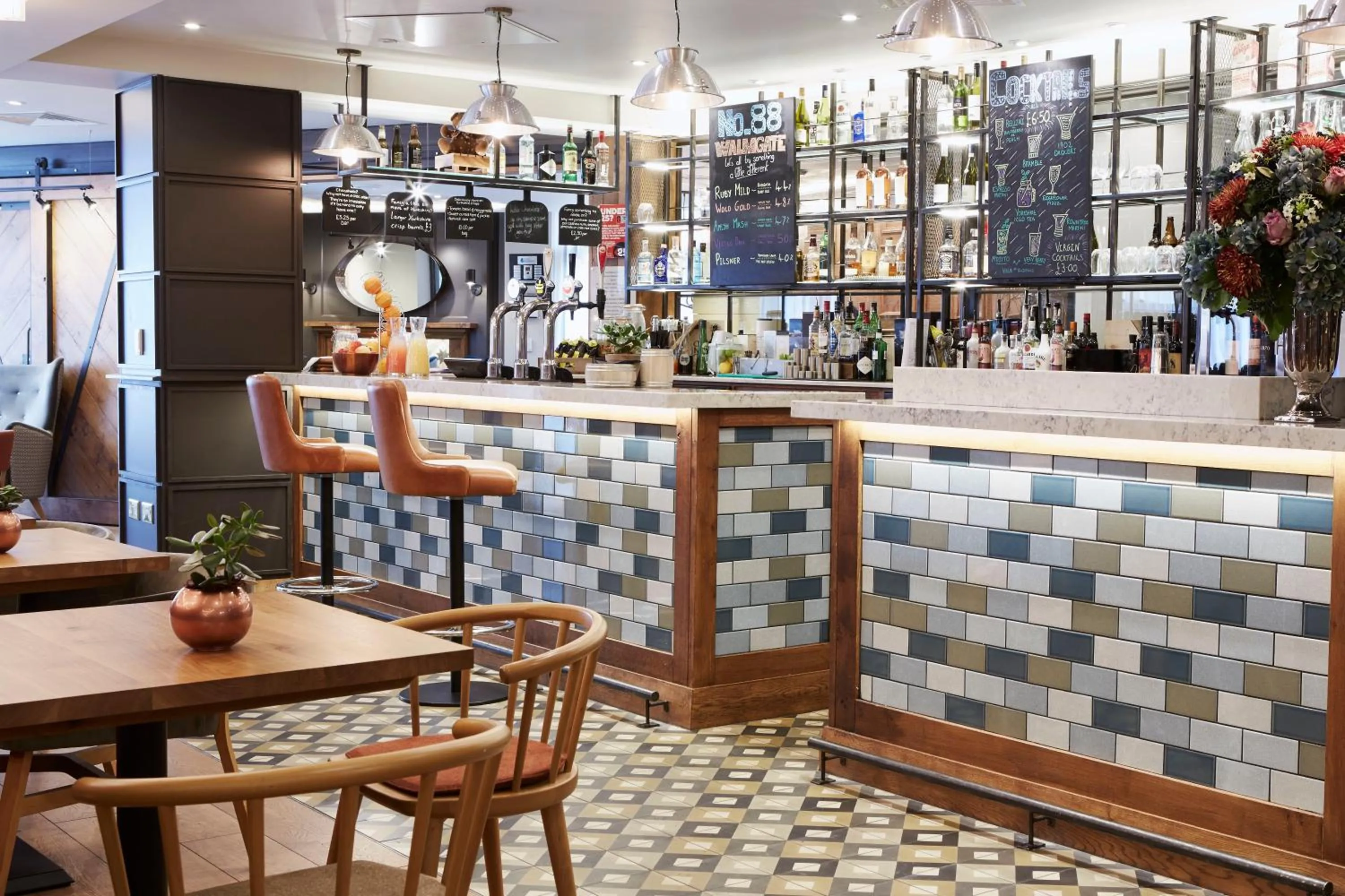 Lounge or bar in Hotel Indigo York by IHG