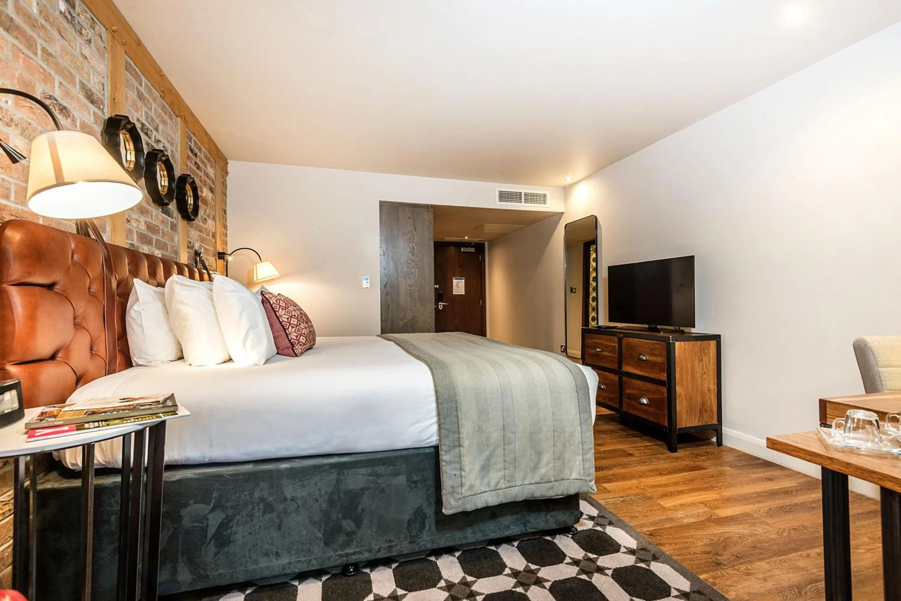 Photo of the whole room, Bed in Hotel Indigo York by IHG