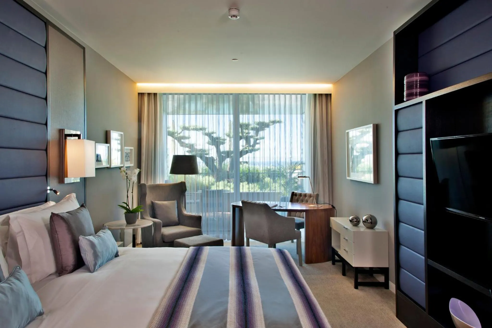 Photo of the whole room, Bed in InterContinental Cascais-Estoril by IHG