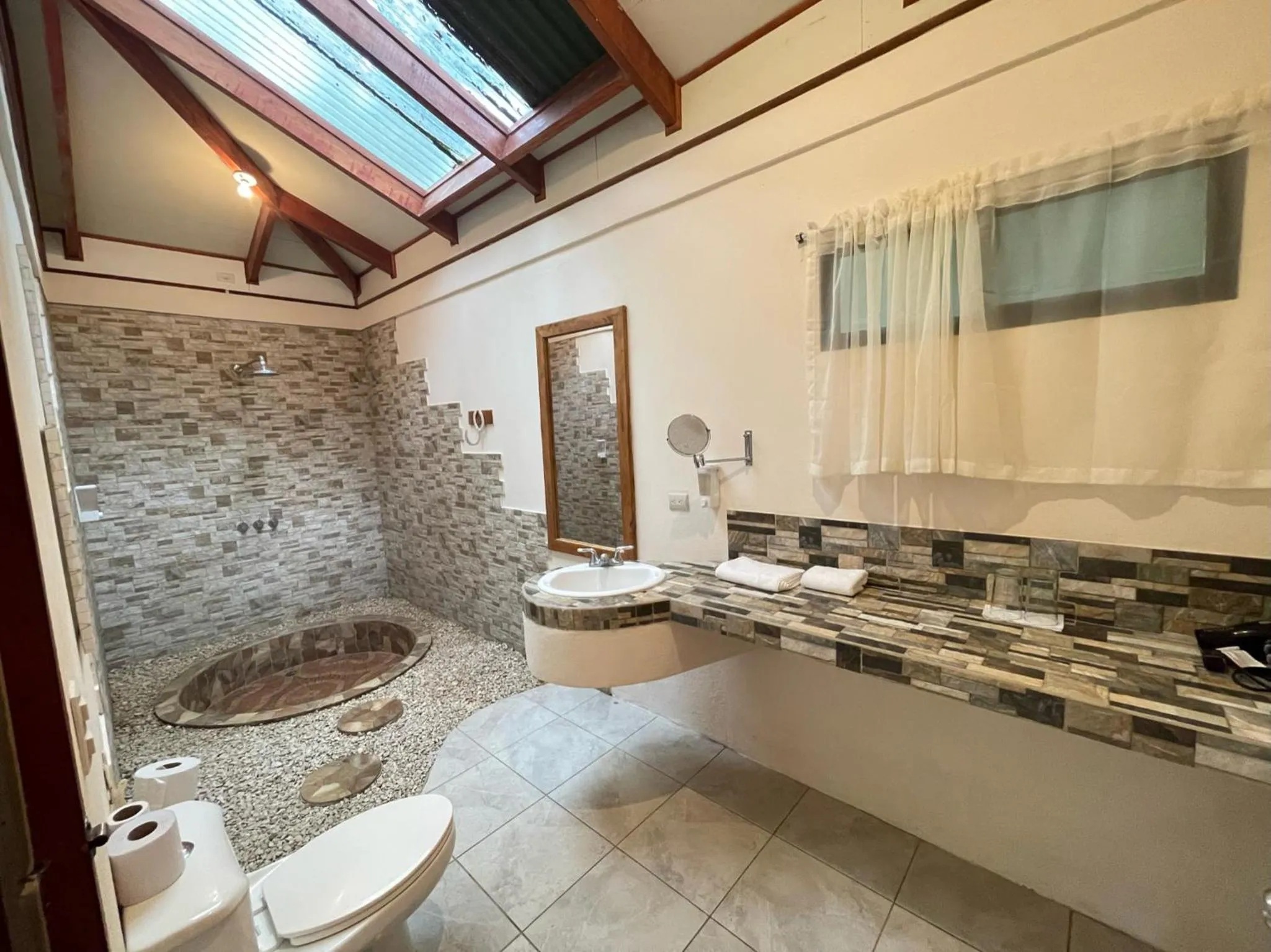 Shower in Hotel Cerro Lodge