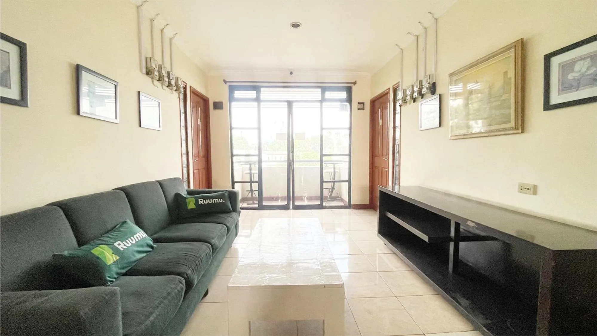 Balcony/Terrace in Bang Day Residence by Ruumu