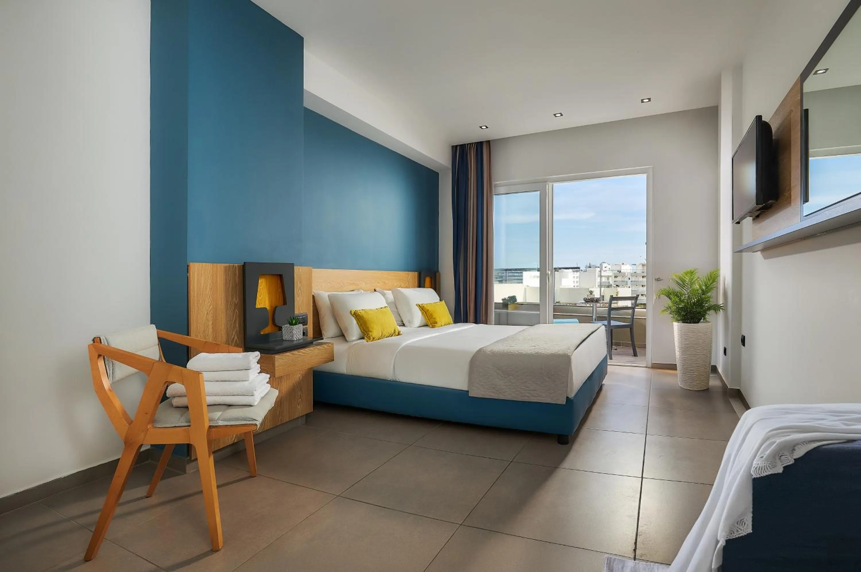 Balcony/Terrace, Bed in Enorme Infinity Beach ex Infinity Blue