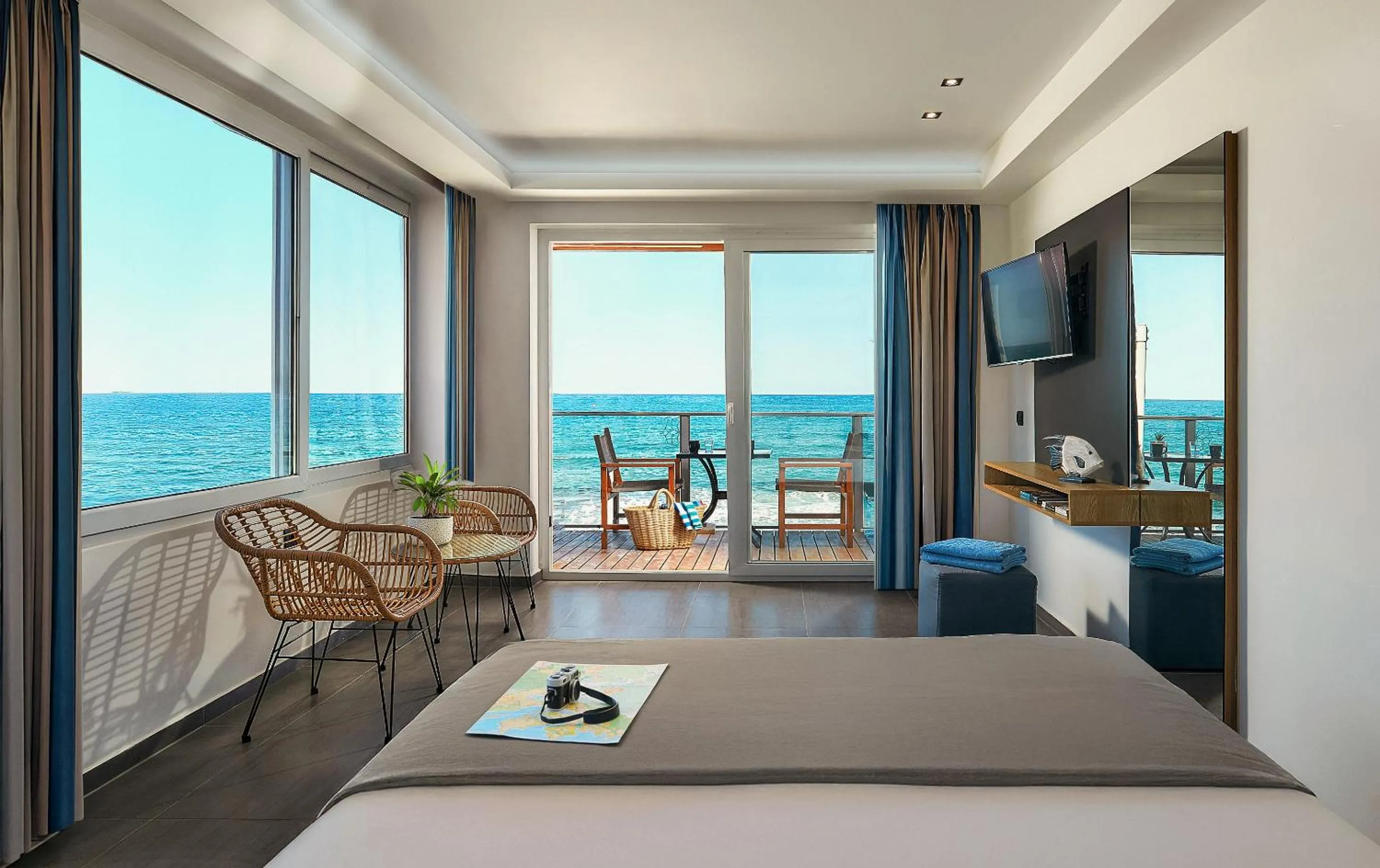 Living room, Bed in Enorme Infinity Beach ex Infinity Blue