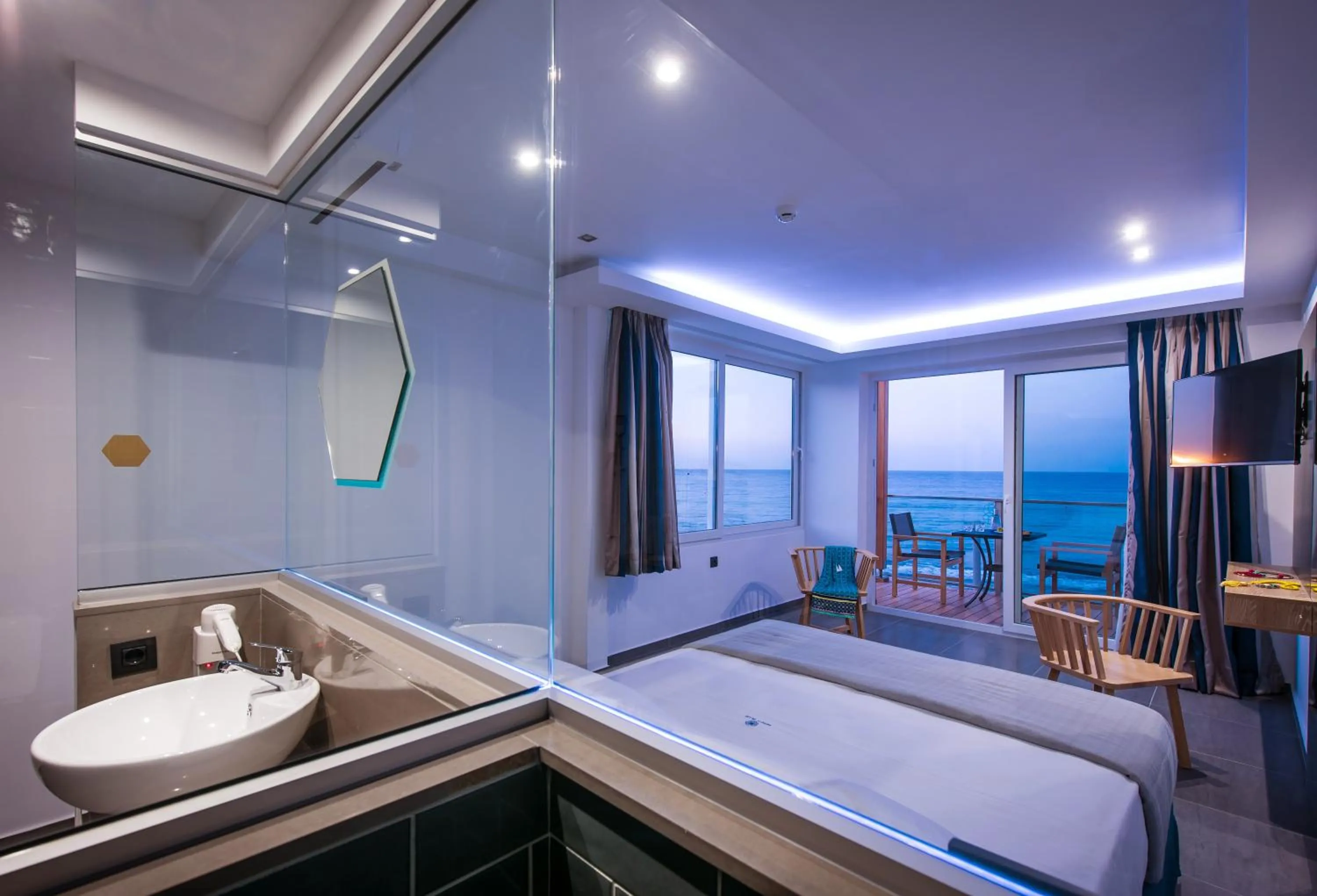 Summer, Bed in Infinity Blue Boutique Hotel & Spa - Adults Only