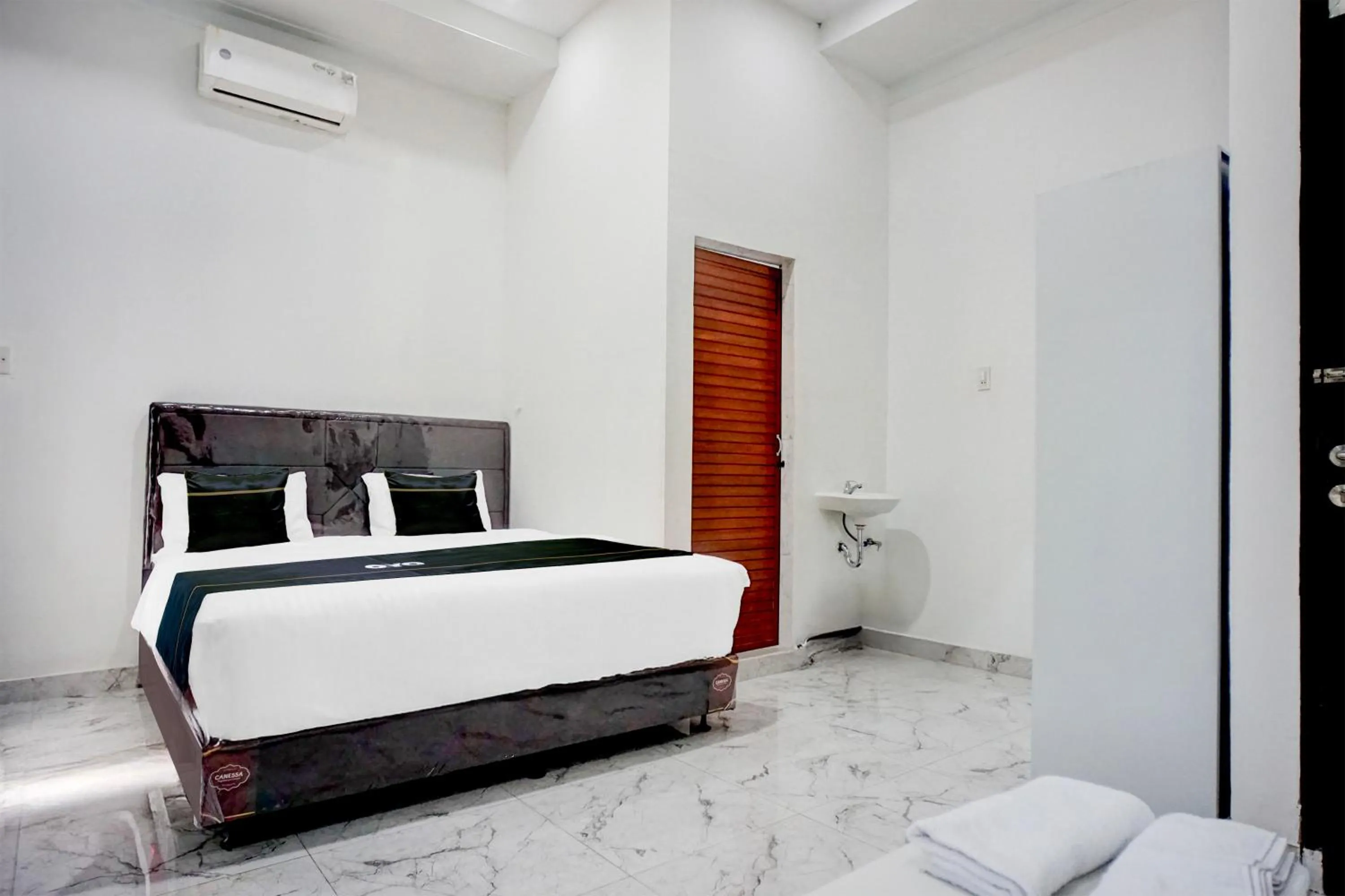 Bedroom, Bed in Hotel O Sm Raja Guest House