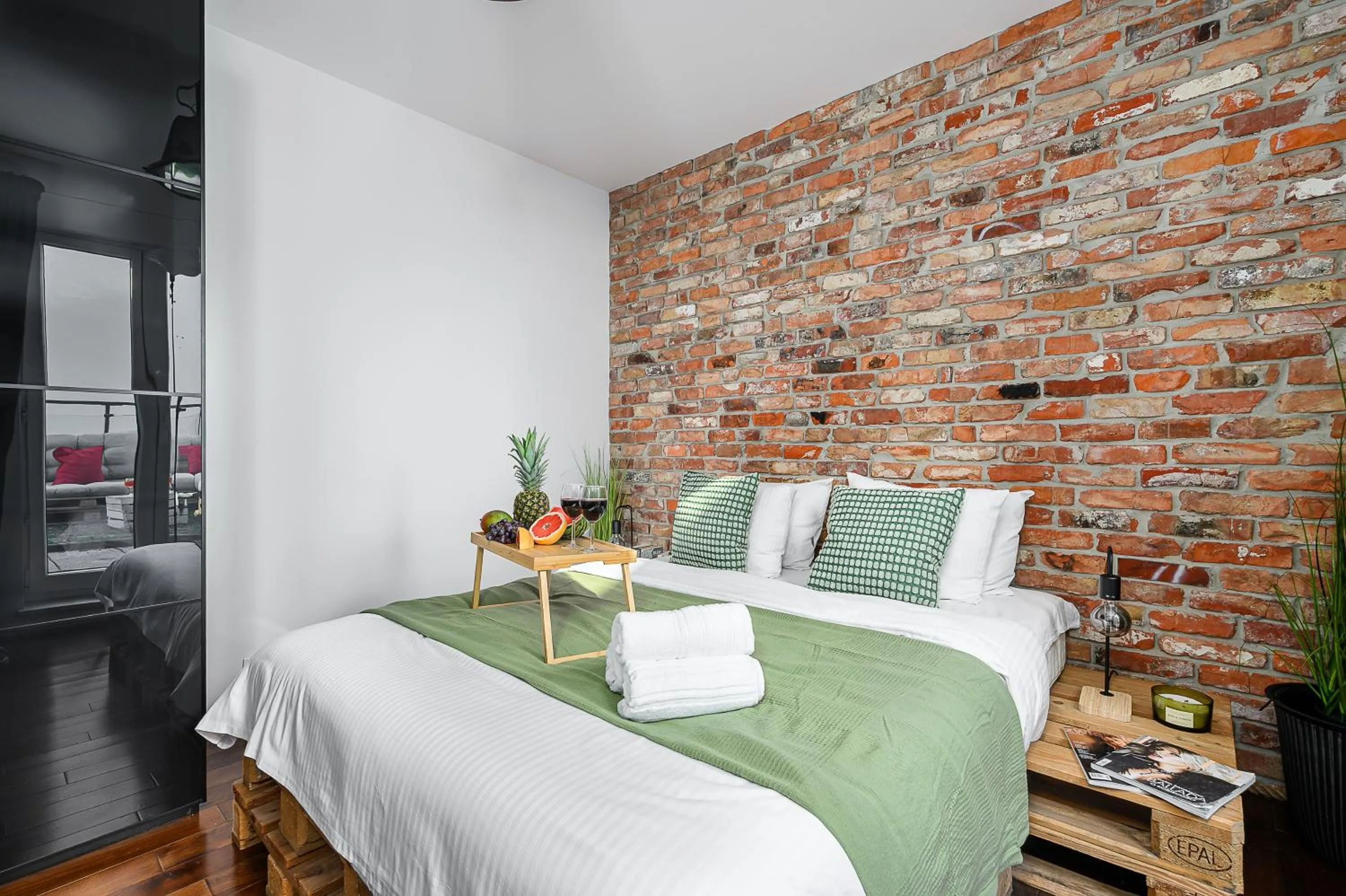 Bed in Lumina 3-room apart with large terrace