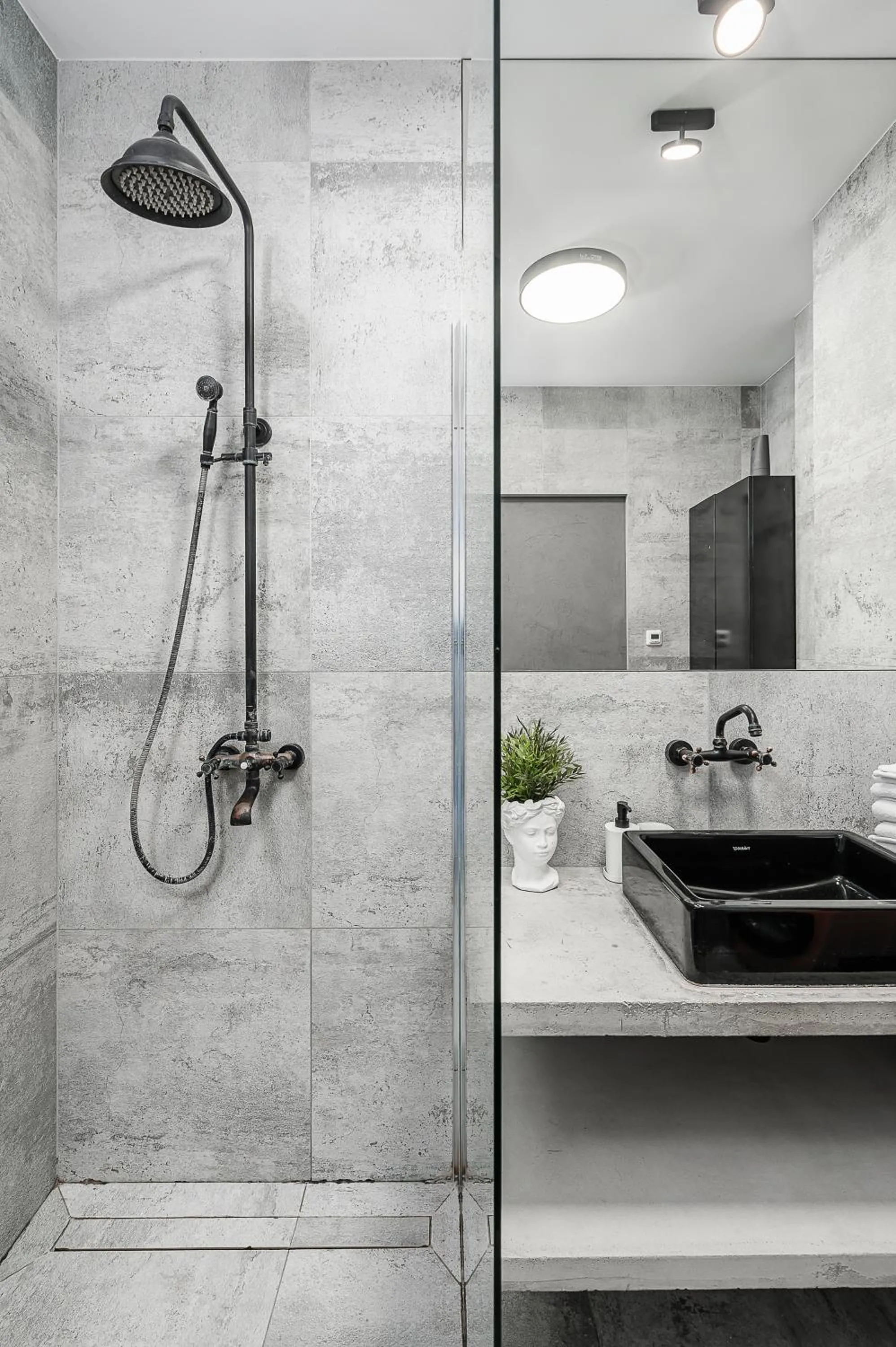 Shower in Lumina 3-room apart with large terrace