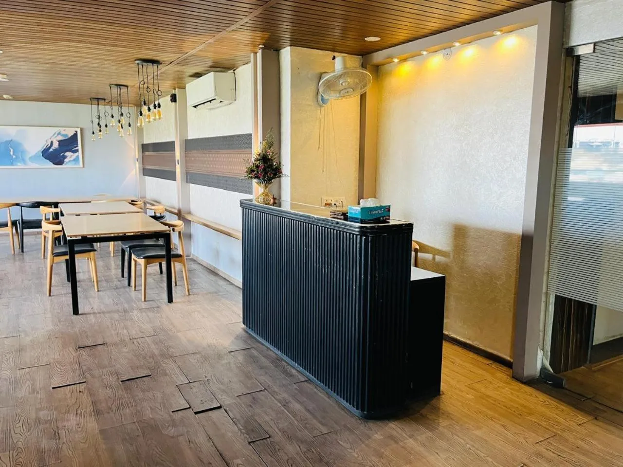 Restaurant/places to eat in The Byke Business Hotel Landmark