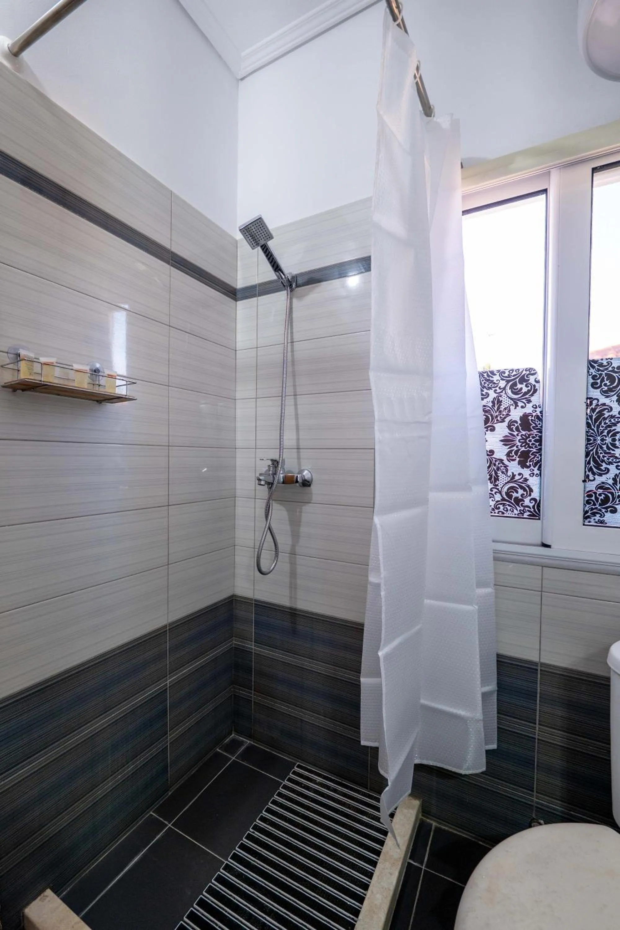 Shower in EROS HOTEL Ksamil