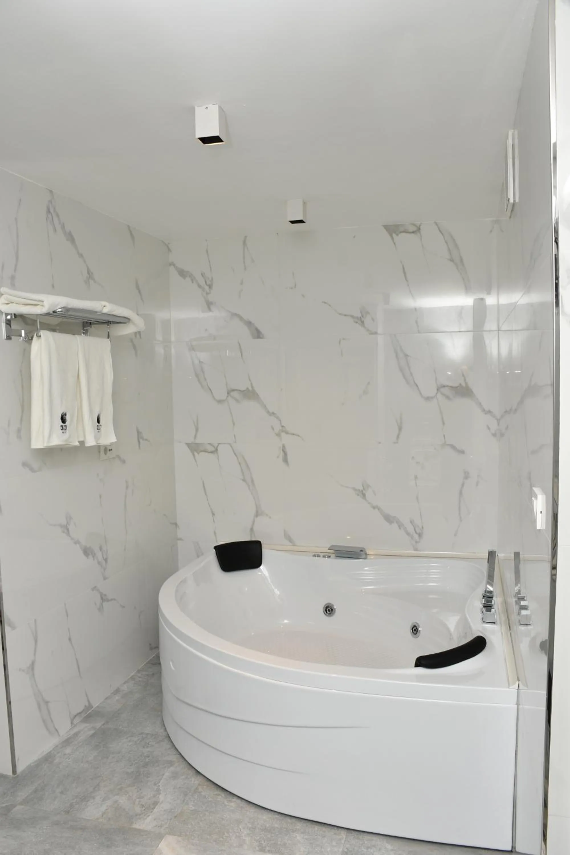 Shower in Callisto Baku