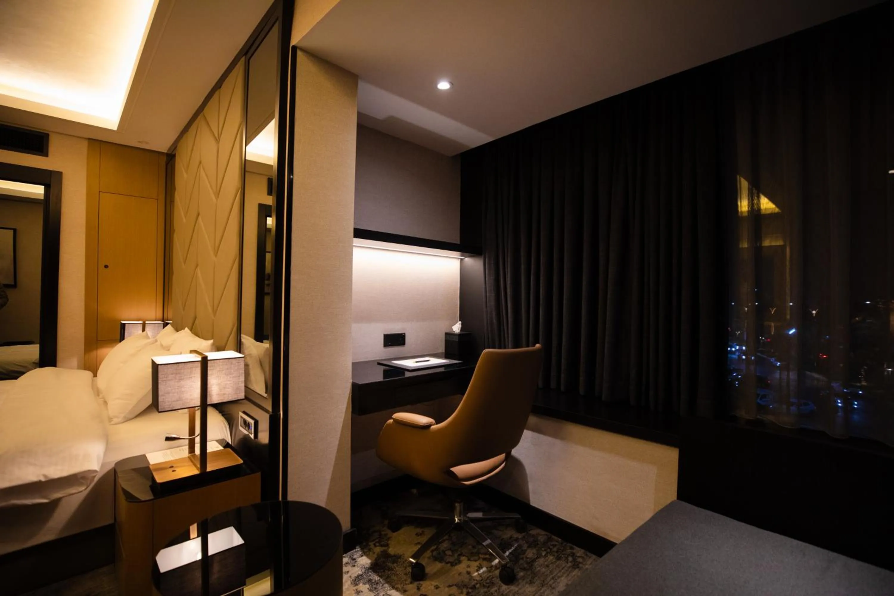 Seating area, Bed in The V Hotel