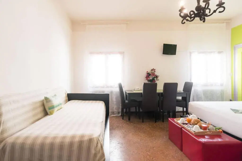 Quadruple Room with Private External Bathroom in Residenza Quaggio Ca' Grimani Quadruple Room with Private External Bathroom in Residenza Quaggio Ca' Grimani