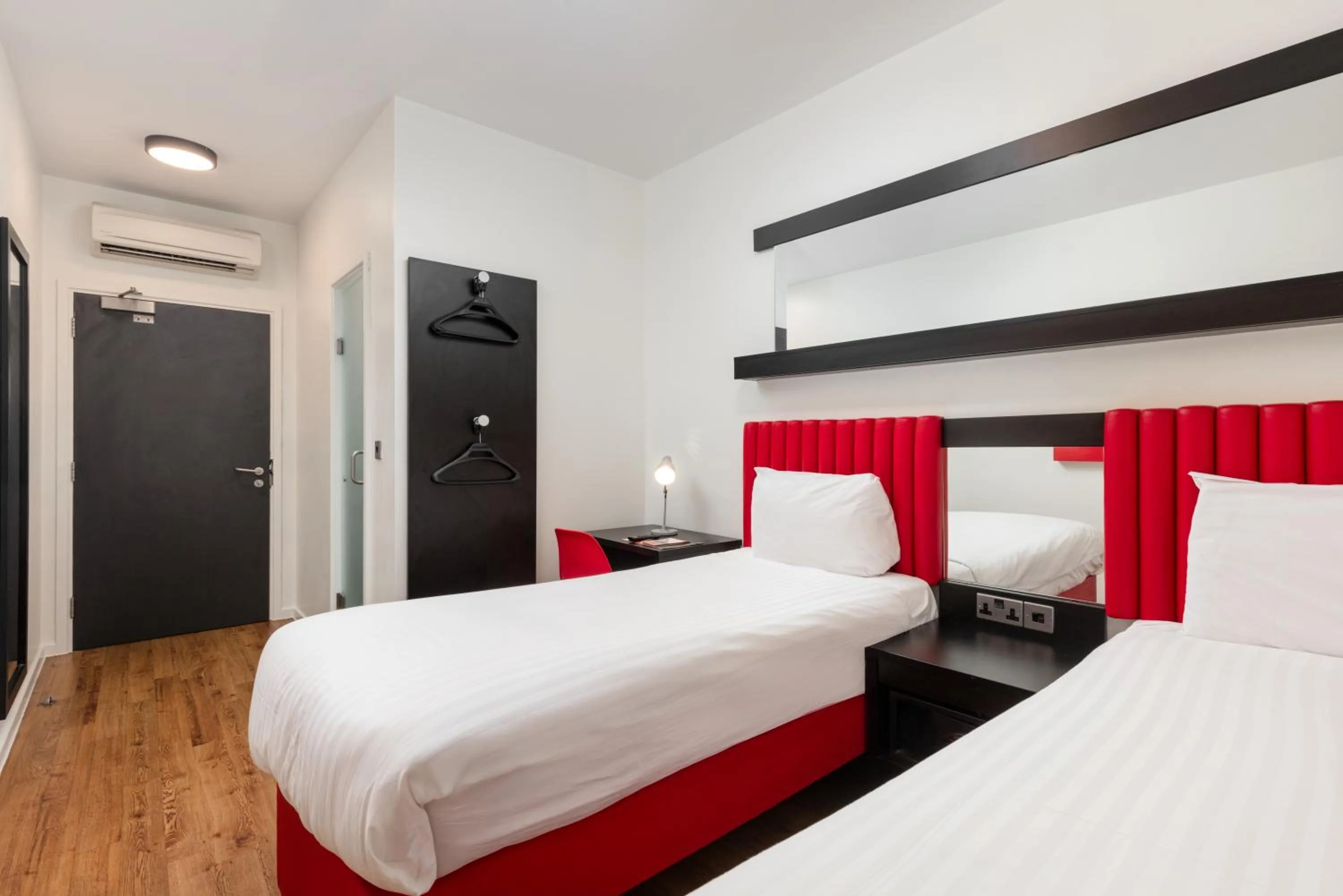 Bedroom, Bed in Tune Hotel Liverpool