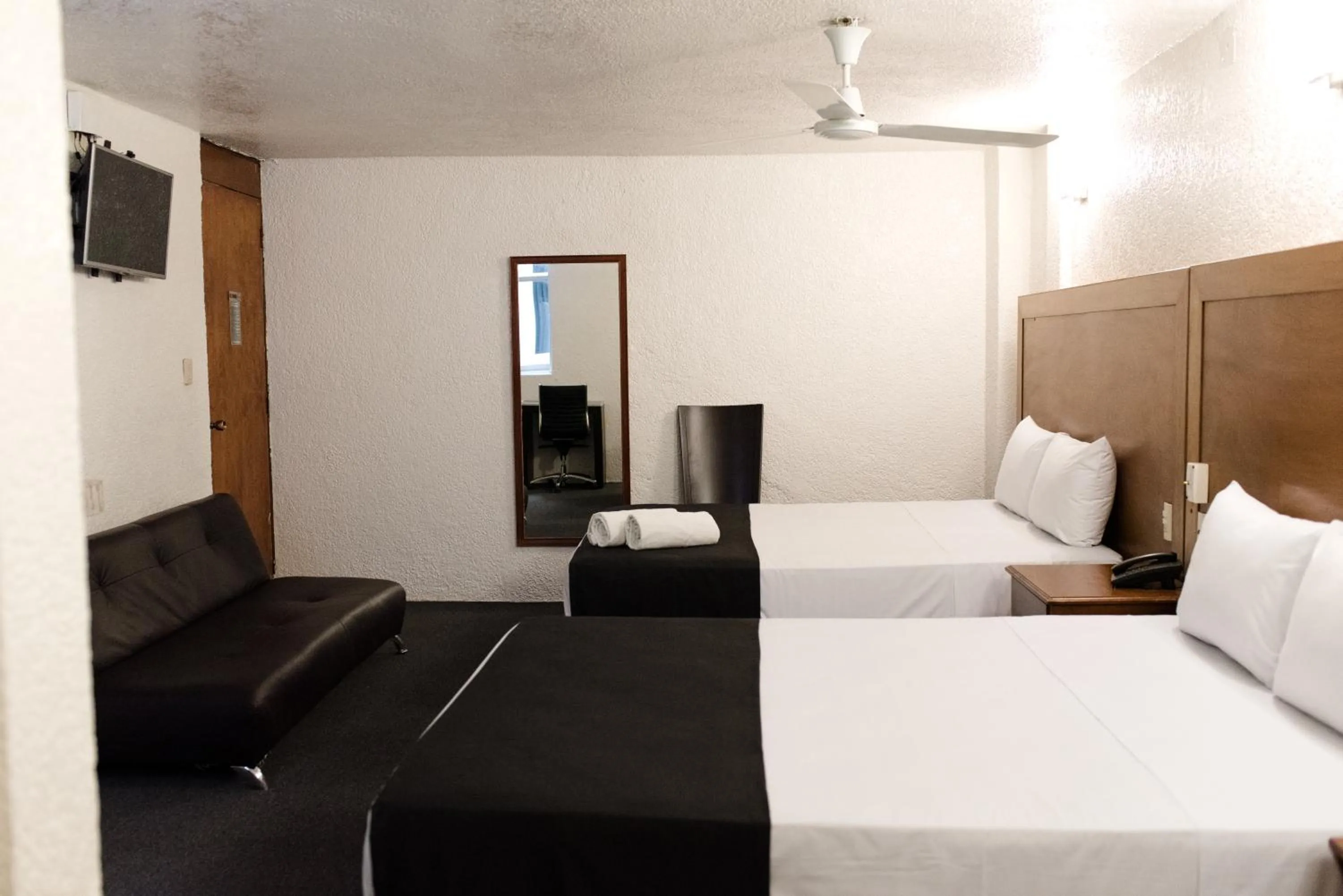 Living room, Bed in Hotel Central Irapuato - Hotel en Irapuato
