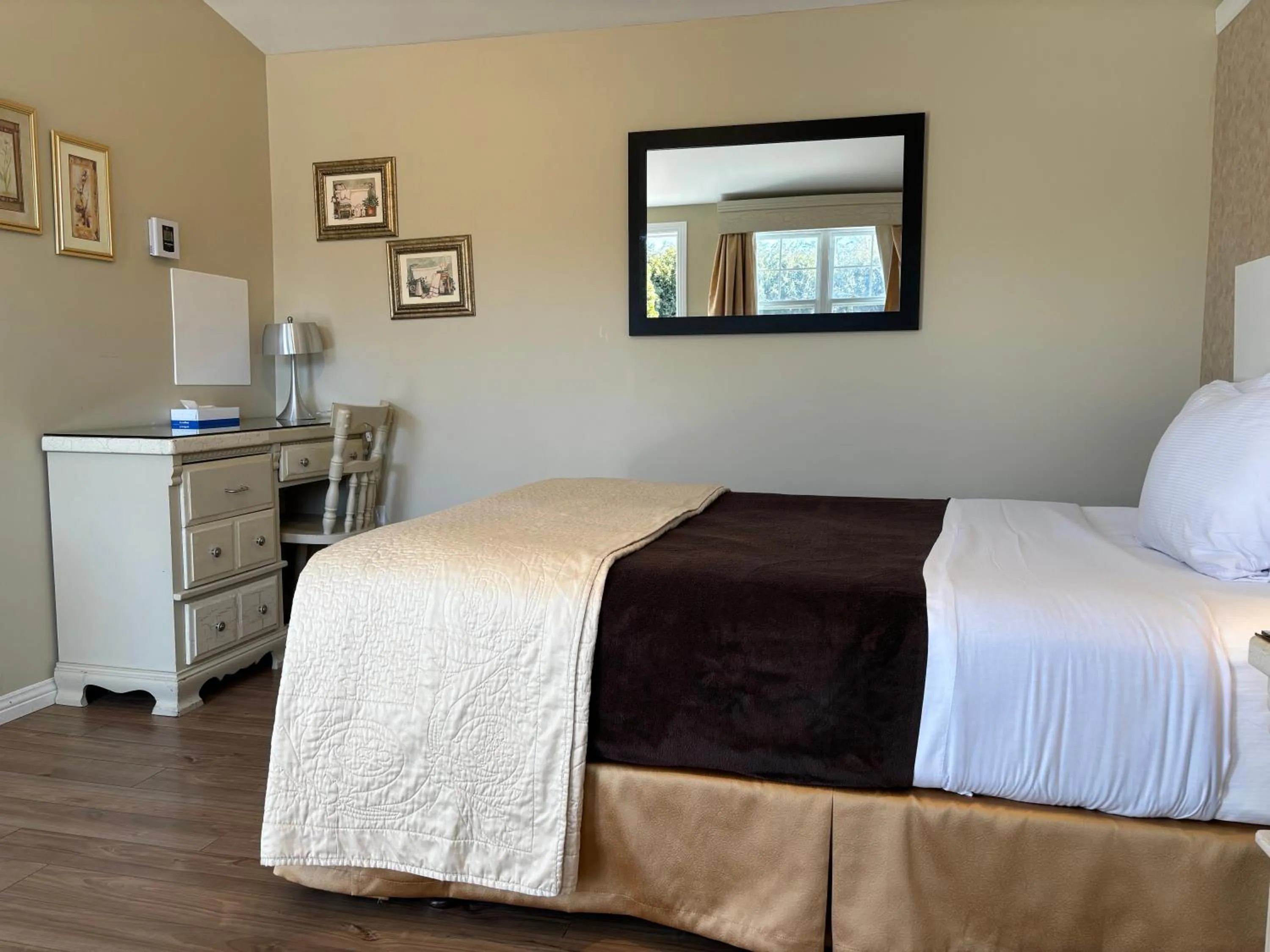 Bed in Motel des Cèdres