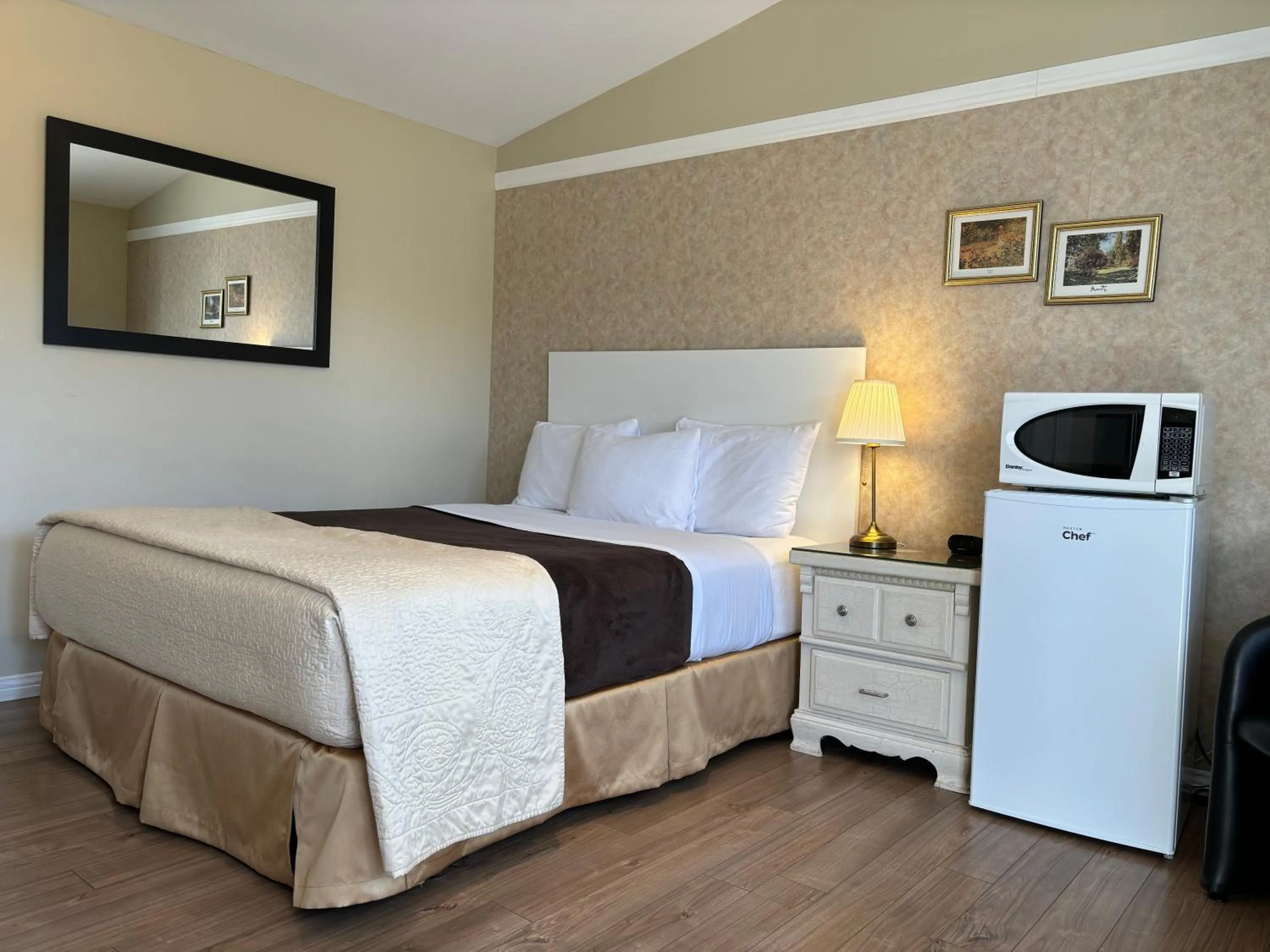 Bed in Motel des Cèdres