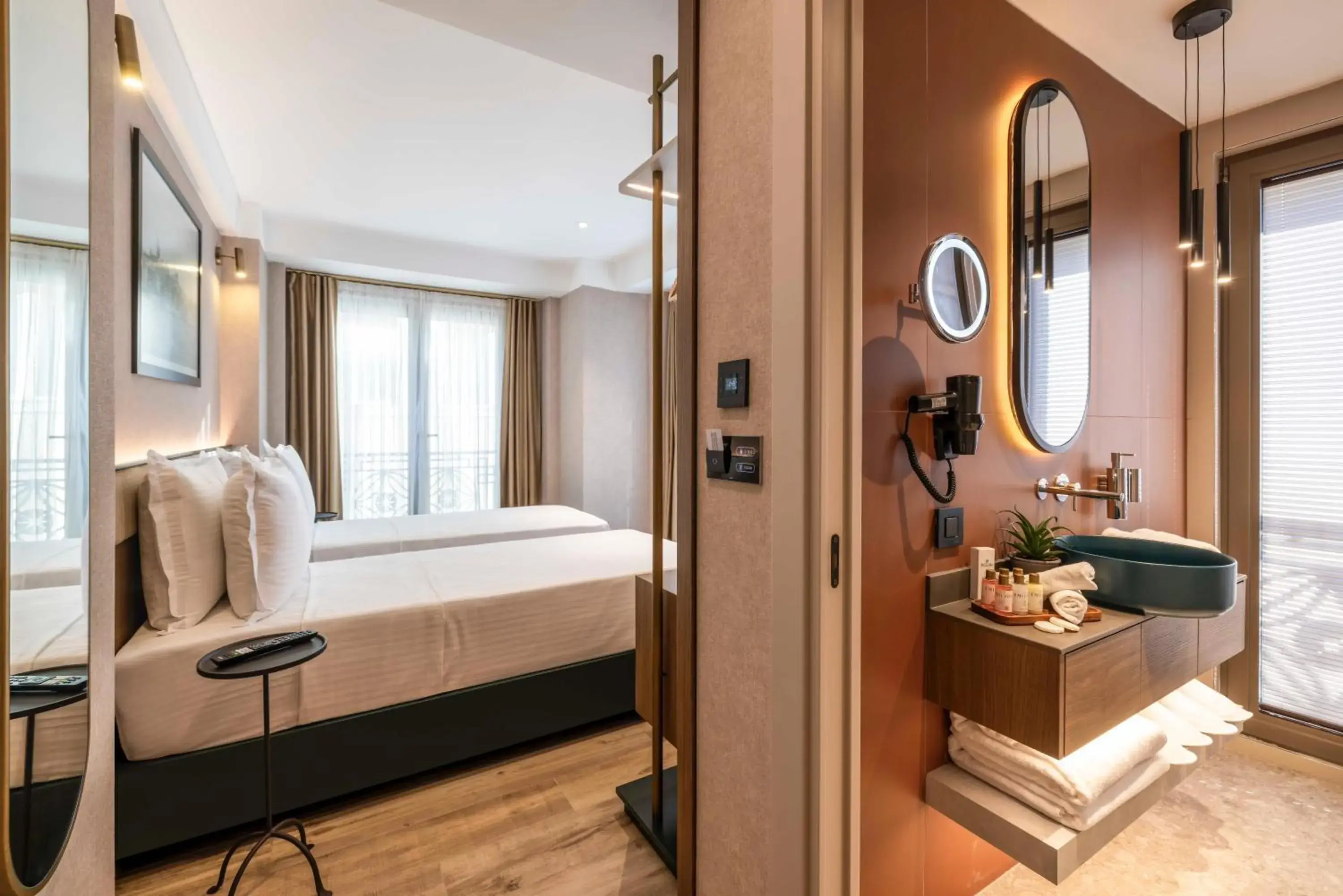 Photo of the whole room, Bed in Emilion Hotel Photo of the whole room, Bed in Emilion Hotel