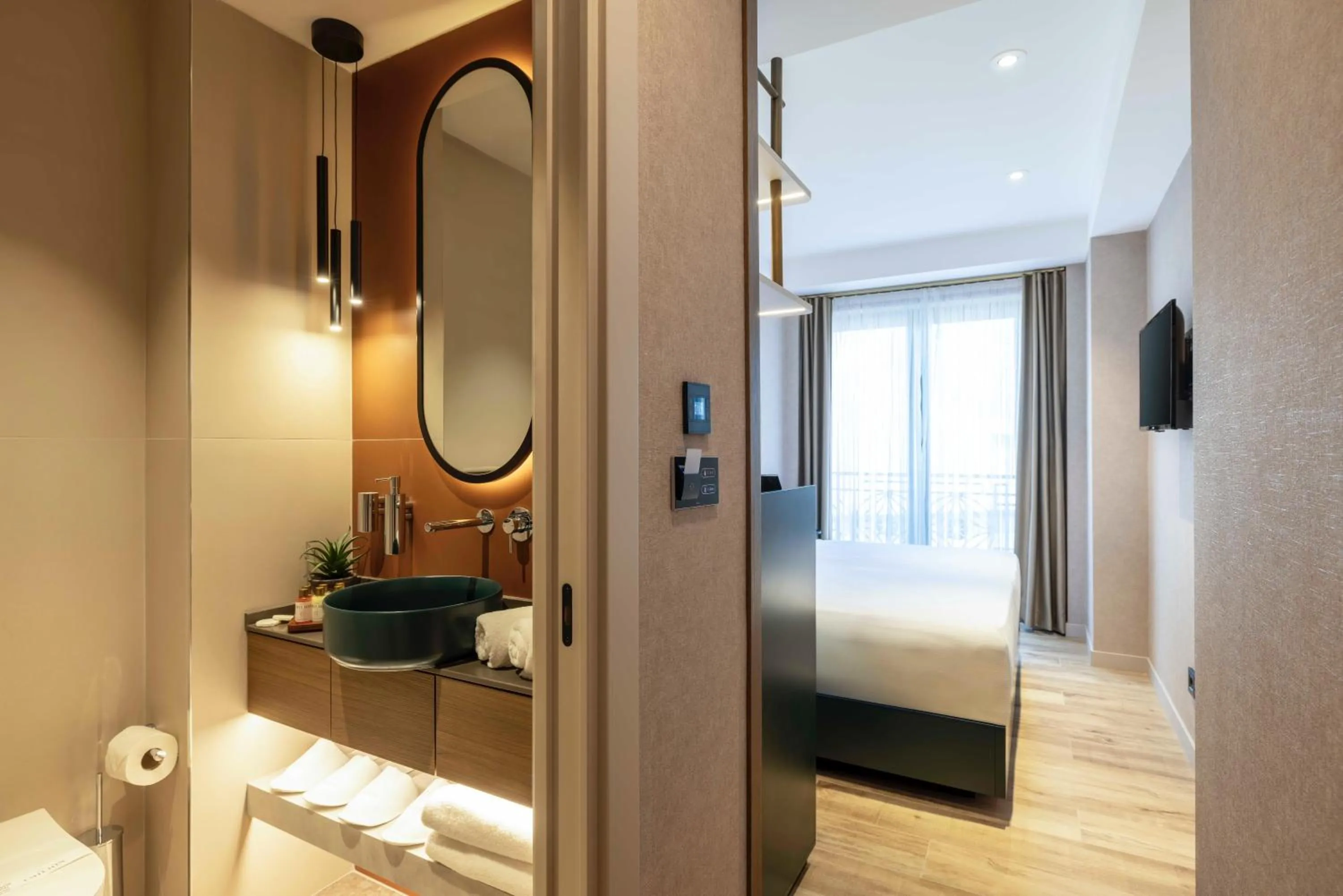 Photo of the whole room in Emilion Hotel