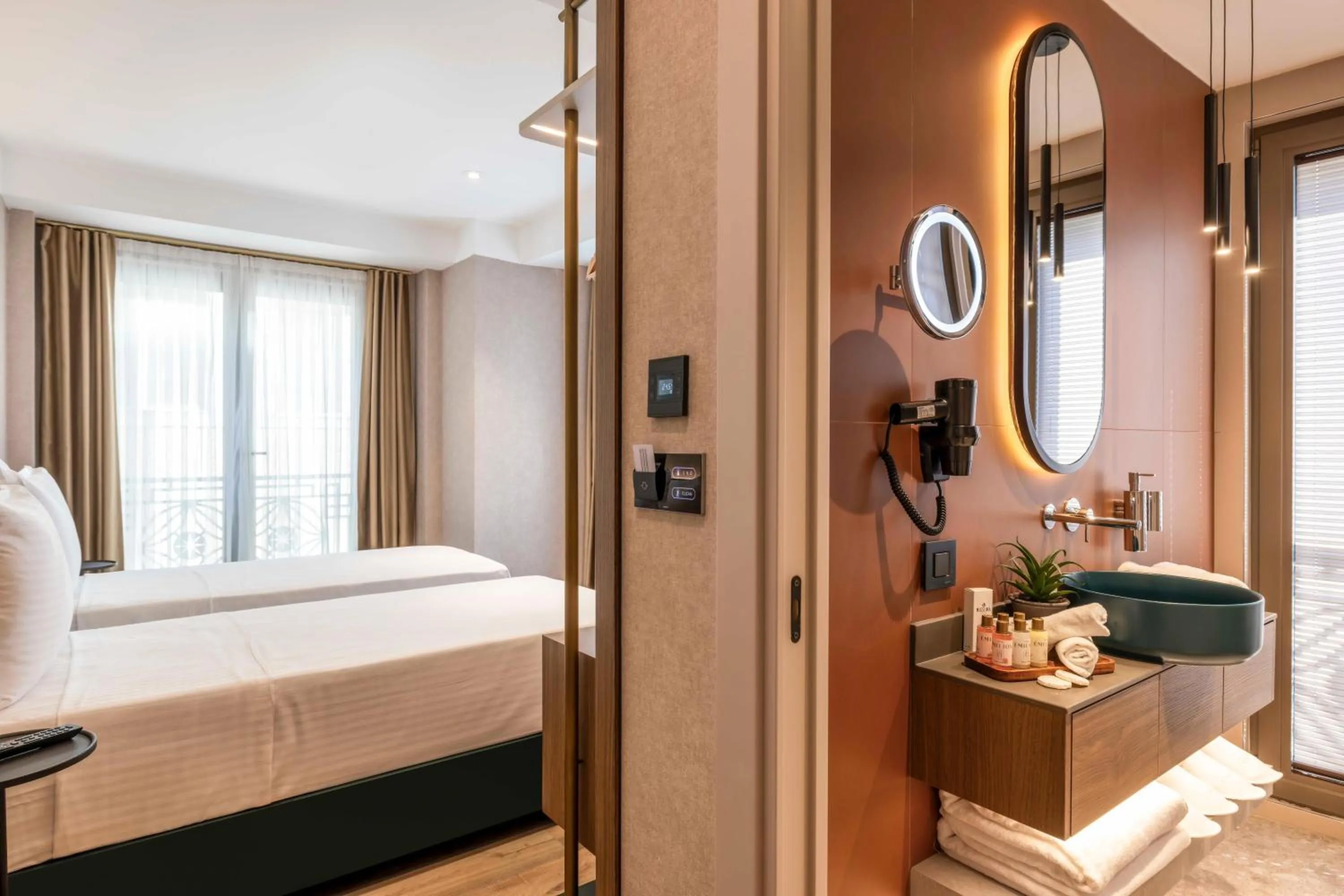 Photo of the whole room, Bed in Emilion Hotel