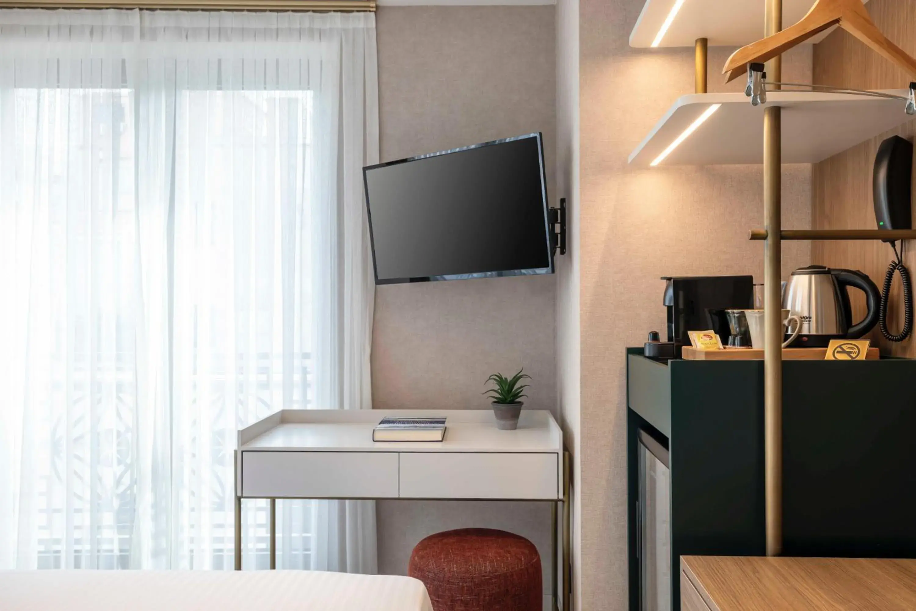 TV and multimedia, Bed in Emilion Hotel TV and multimedia, Bed in Emilion Hotel