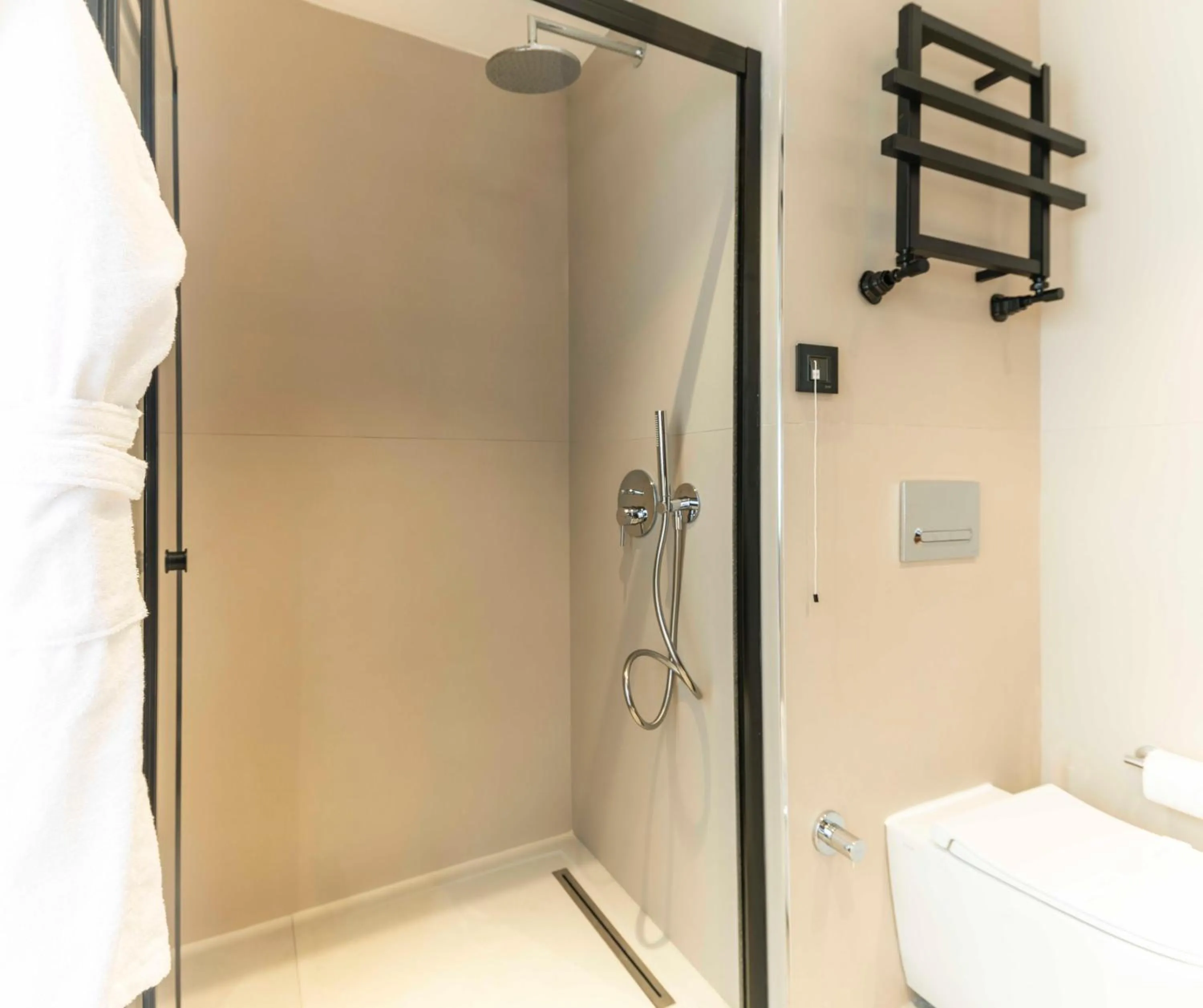 Shower, Bed in Emilion Hotel