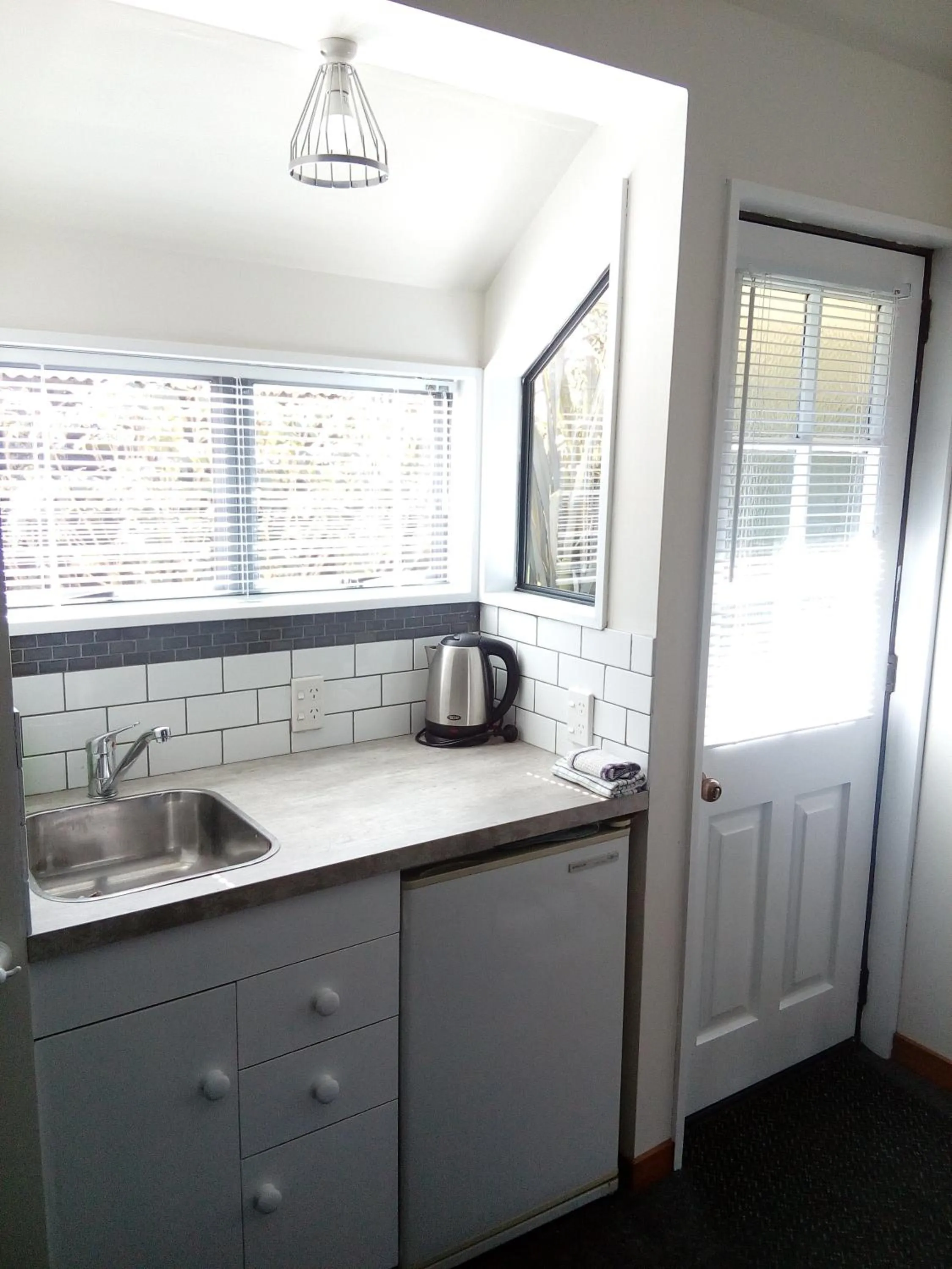 Kitchen or kitchenette in Four Peaks Motel