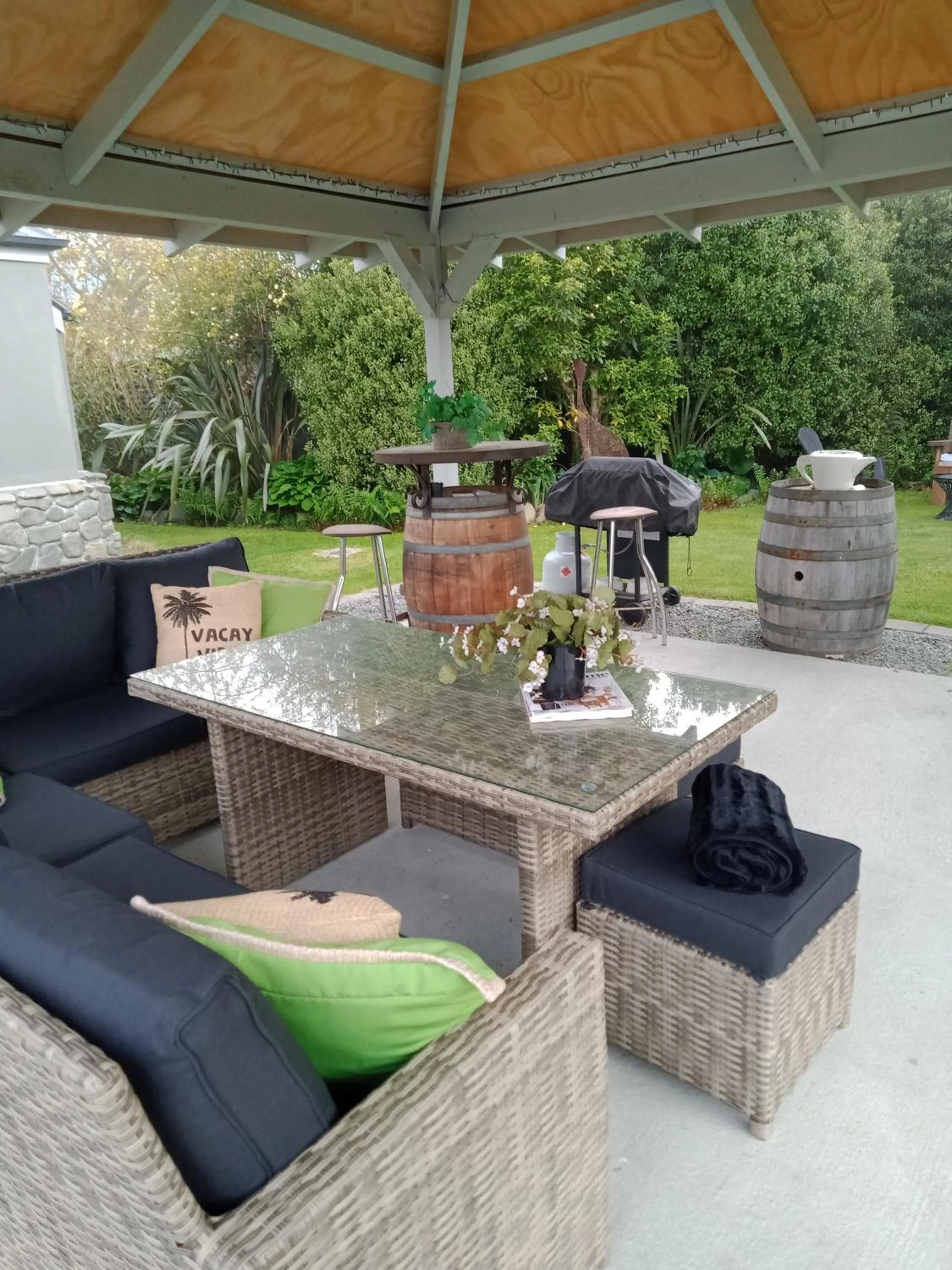Seating area in Four Peaks Motel