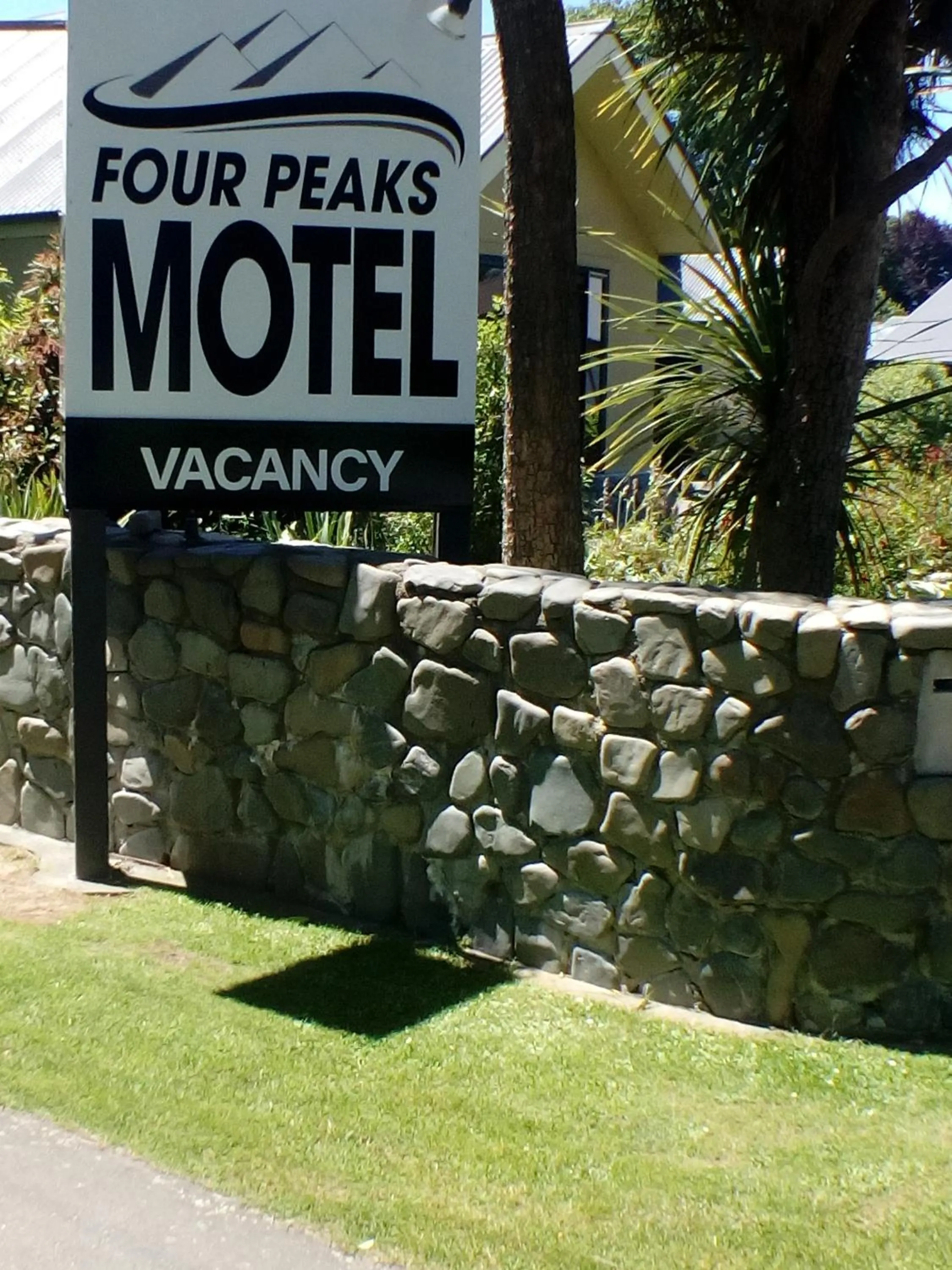 Facade/entrance in Four Peaks Motel