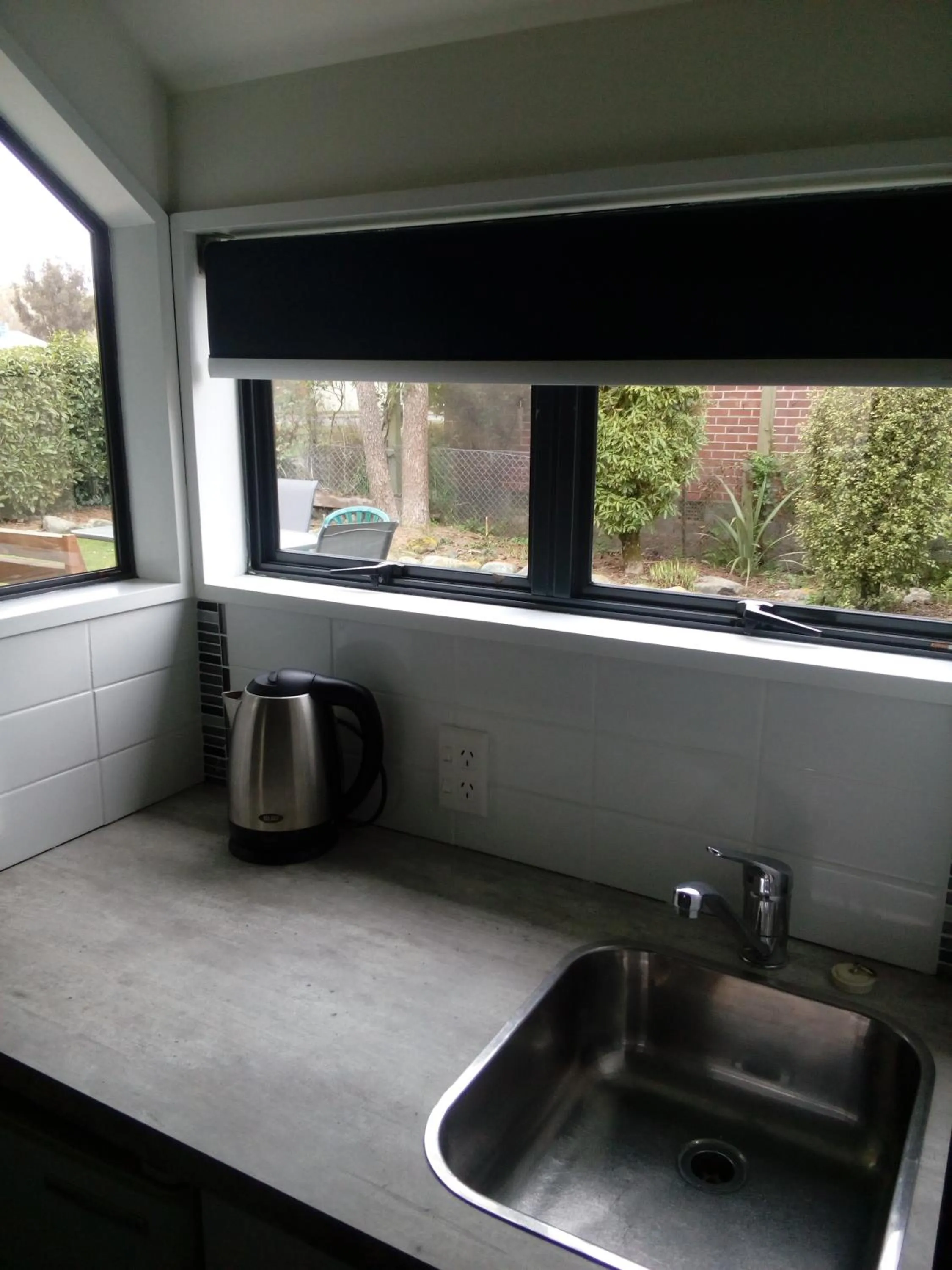 Kitchen or kitchenette in Four Peaks Motel