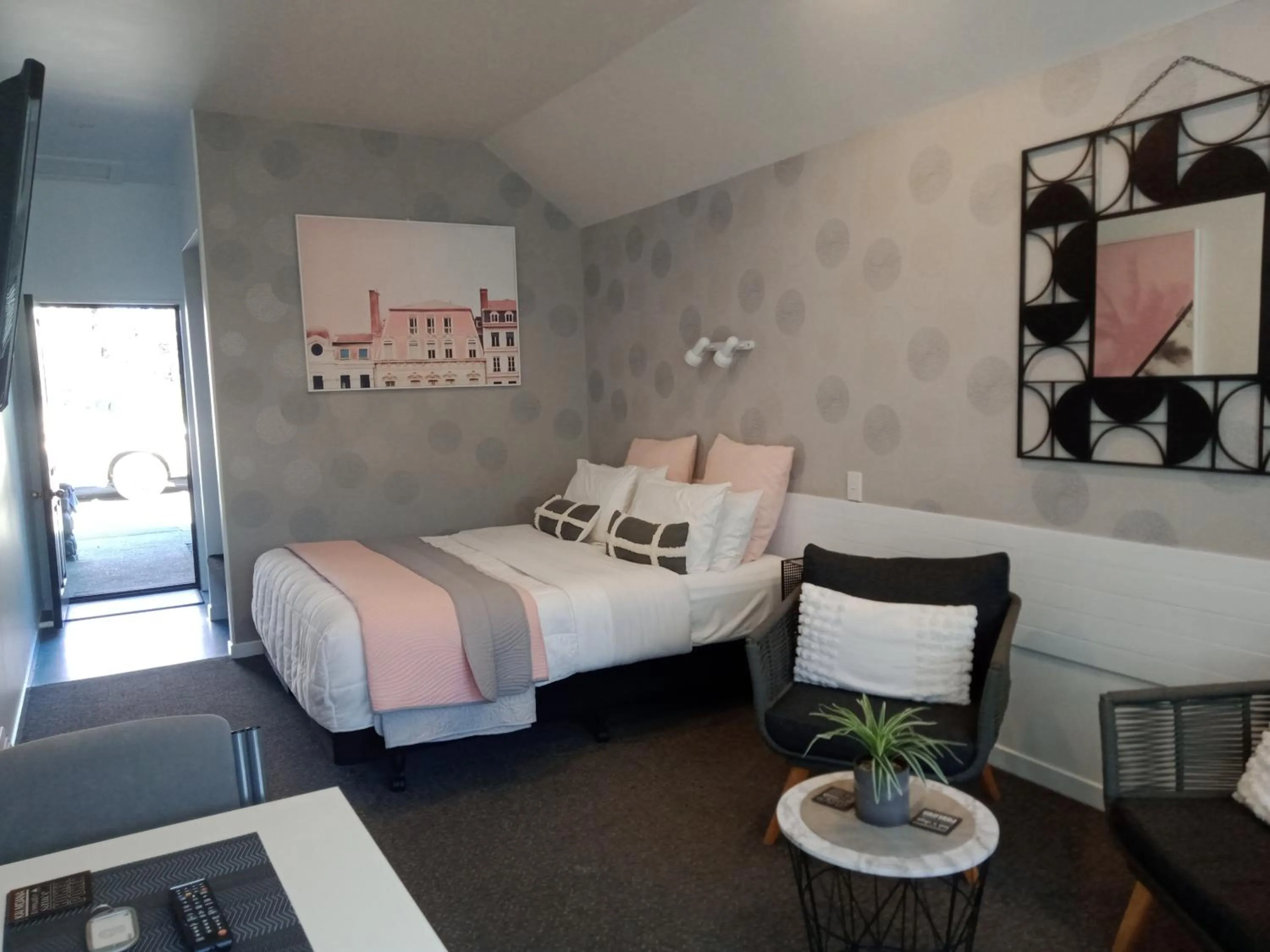 Bedroom, Bed in Four Peaks Motel