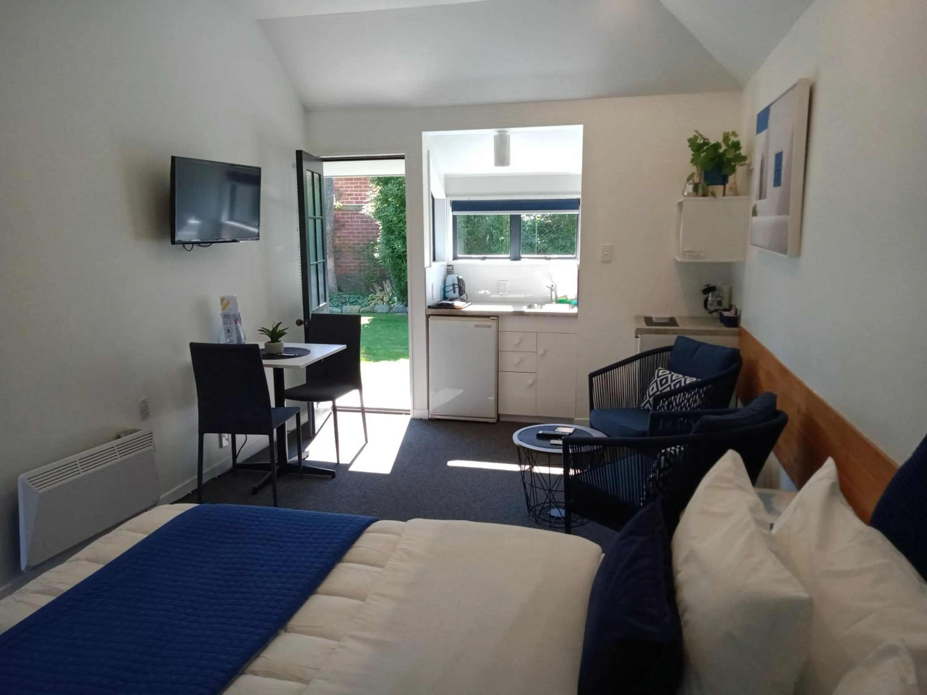 Photo of the whole room, Bed in Four Peaks Motel