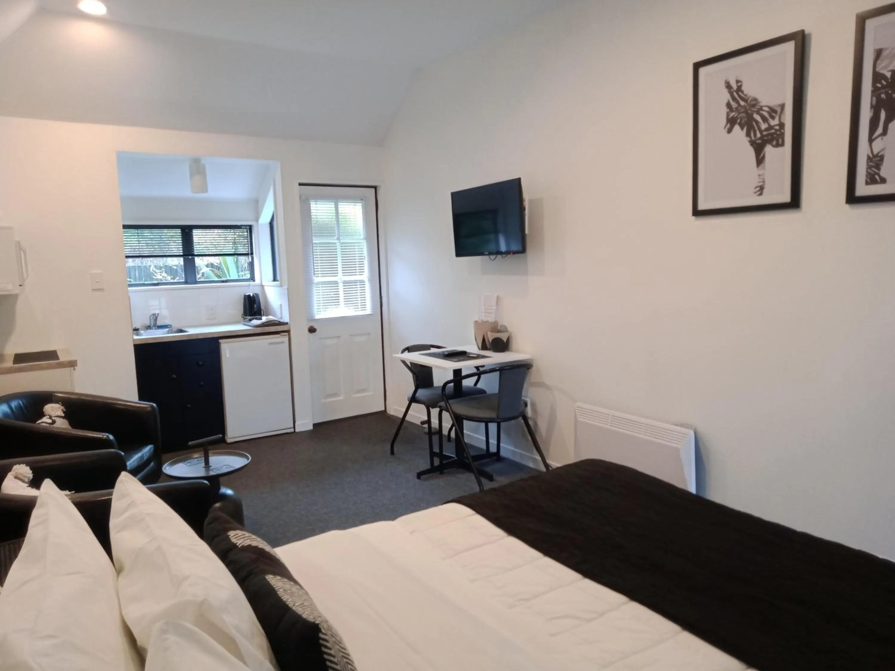 Photo of the whole room, Bed in Four Peaks Motel