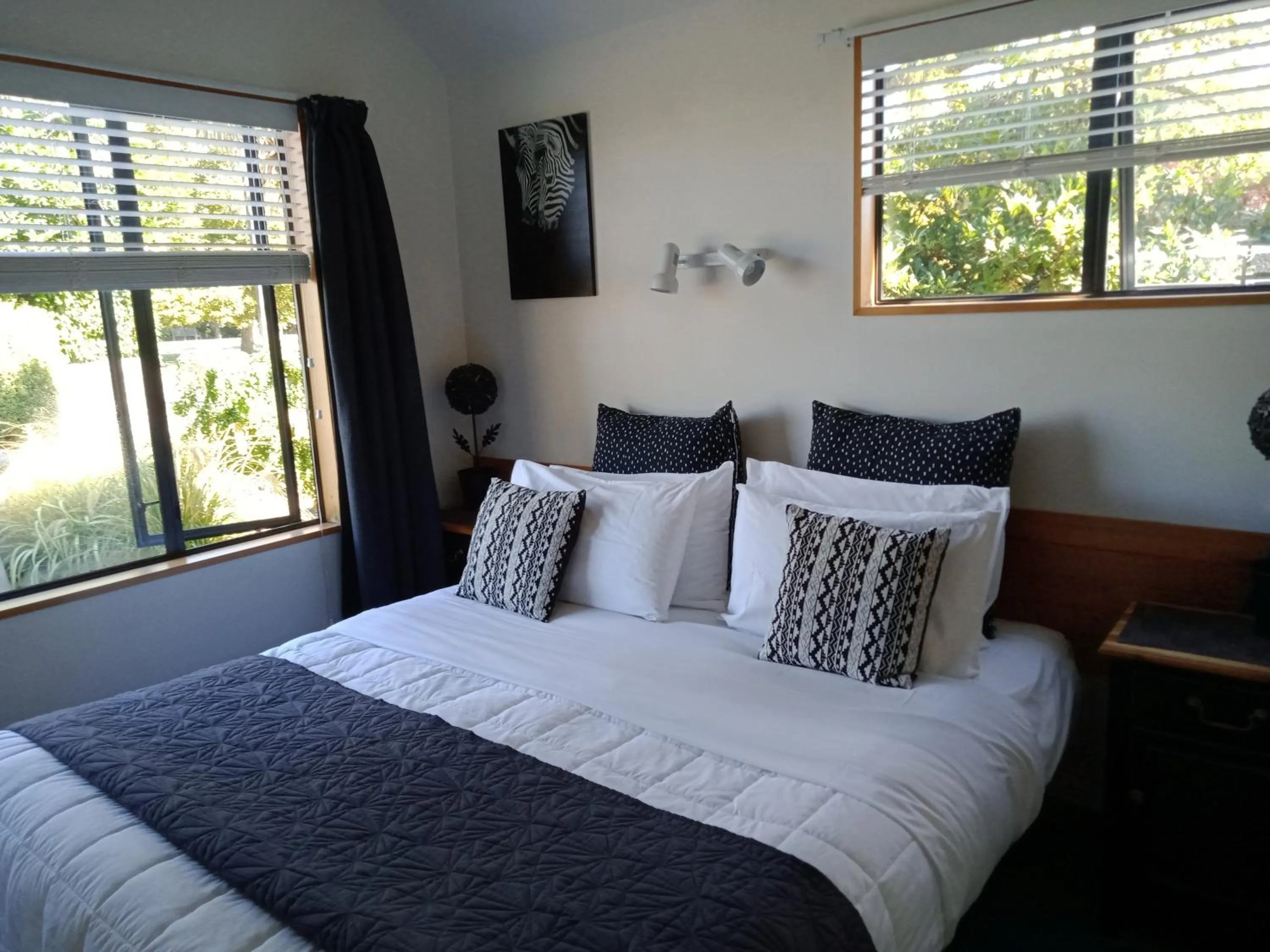 Bedroom, Bed in Four Peaks Motel